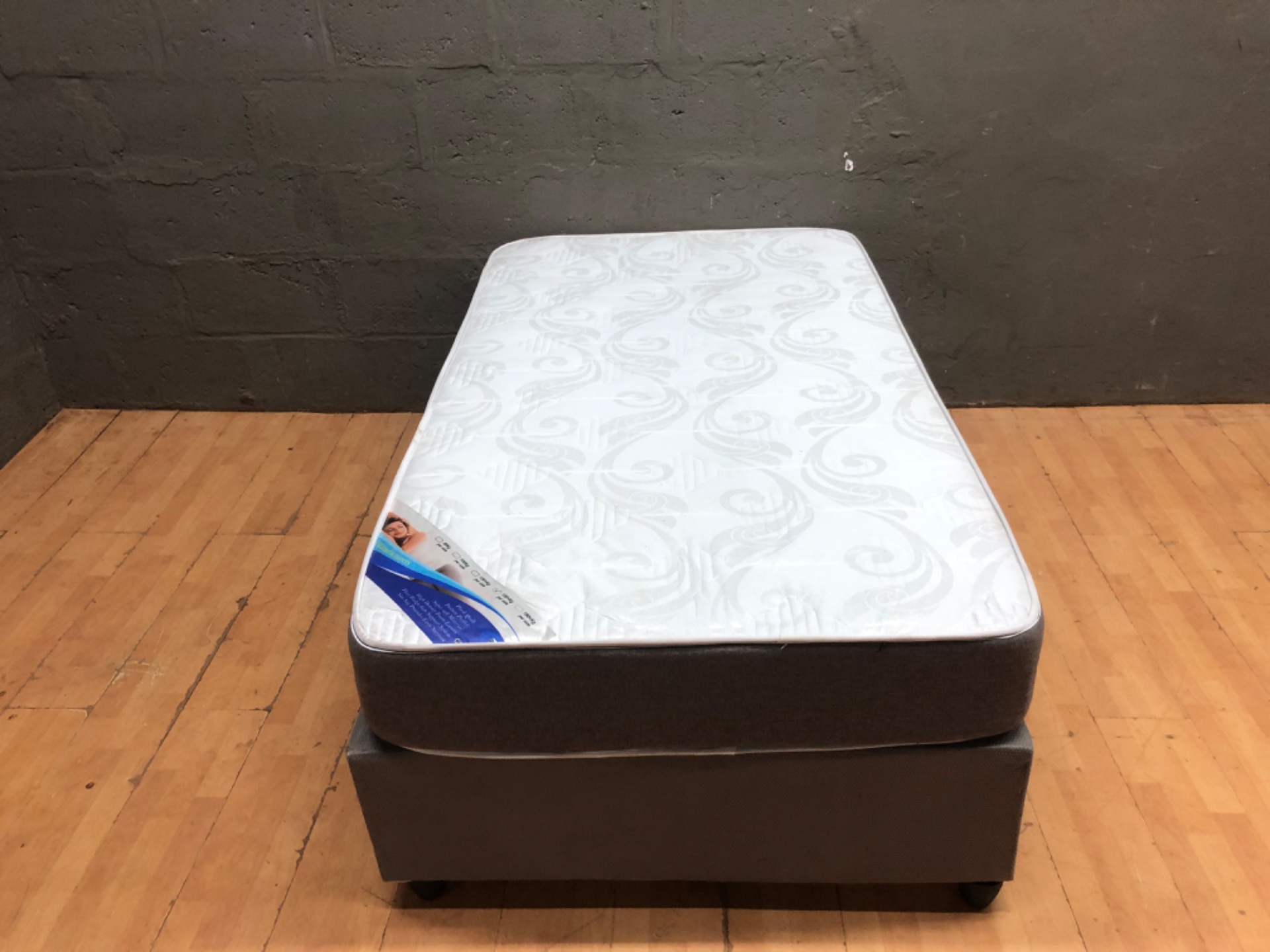 3‑Quarter Mattress + Divan Base (108 x 188 x 61 cm) — Light wear, well presented