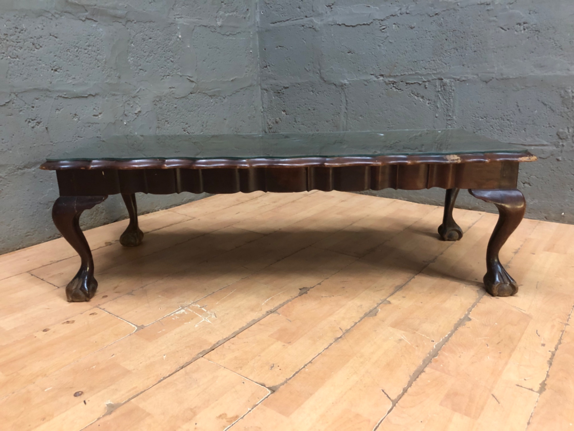 Low wooden coffee table with removable glass top, claw feet – 120 x 53 x 38 cm – worn finish