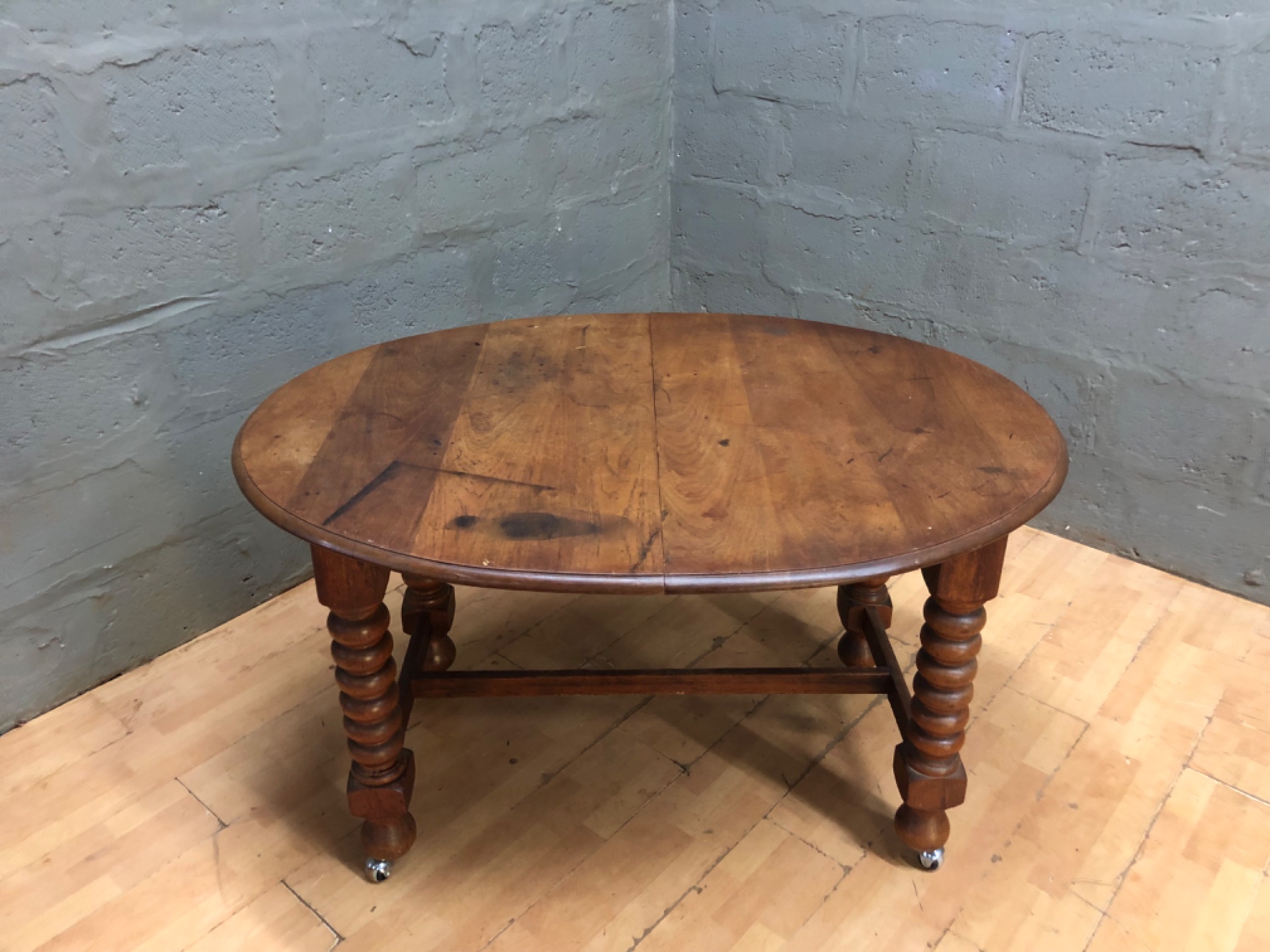Oval Bobbin-turned Low Table with Casters — 103 x 138 x 82 cm (Used)