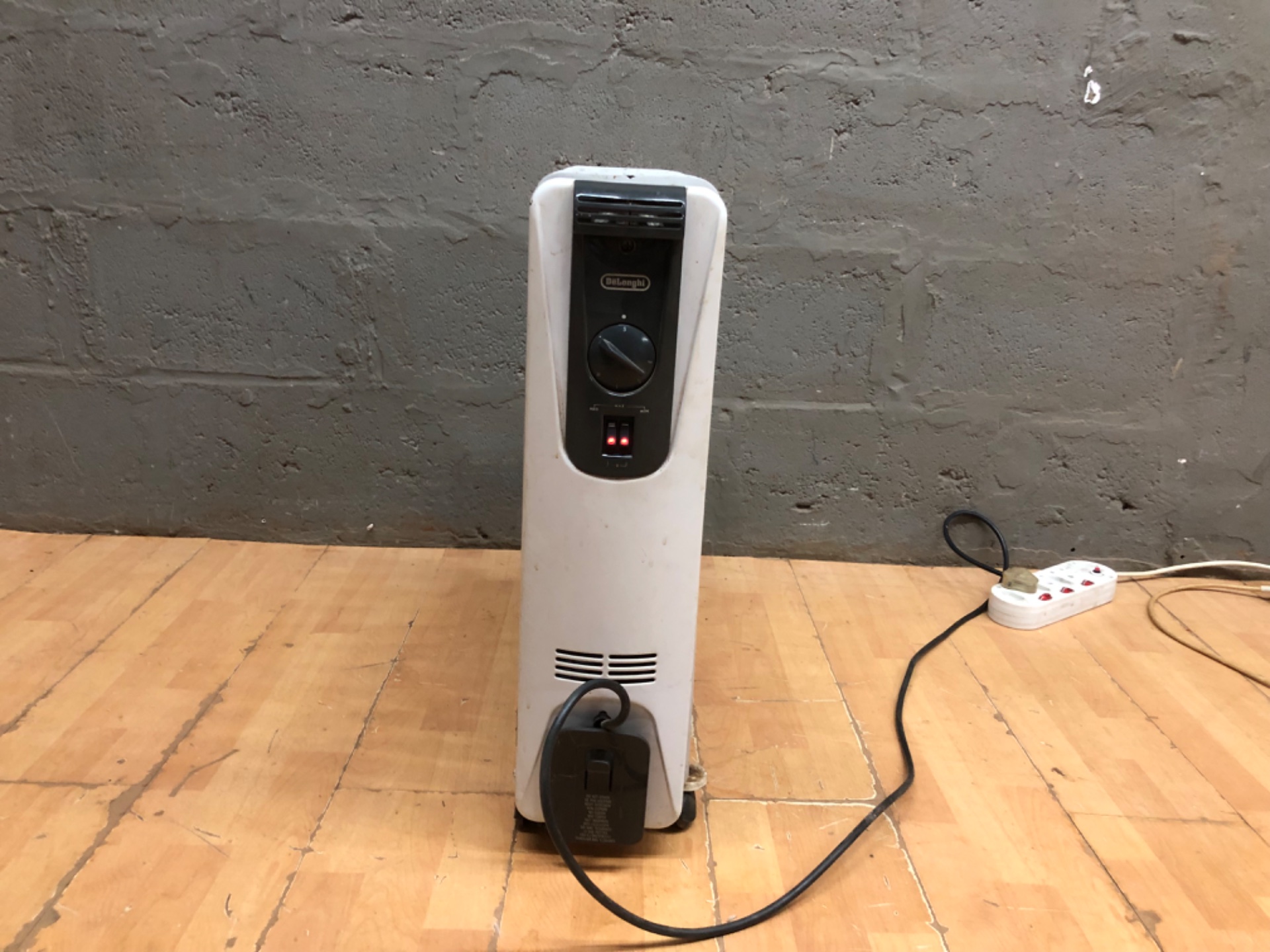 DeLonghi 2700W Oil-Filled Radiator Heater — Tested, Working, Well‑Used (Type GT211227)