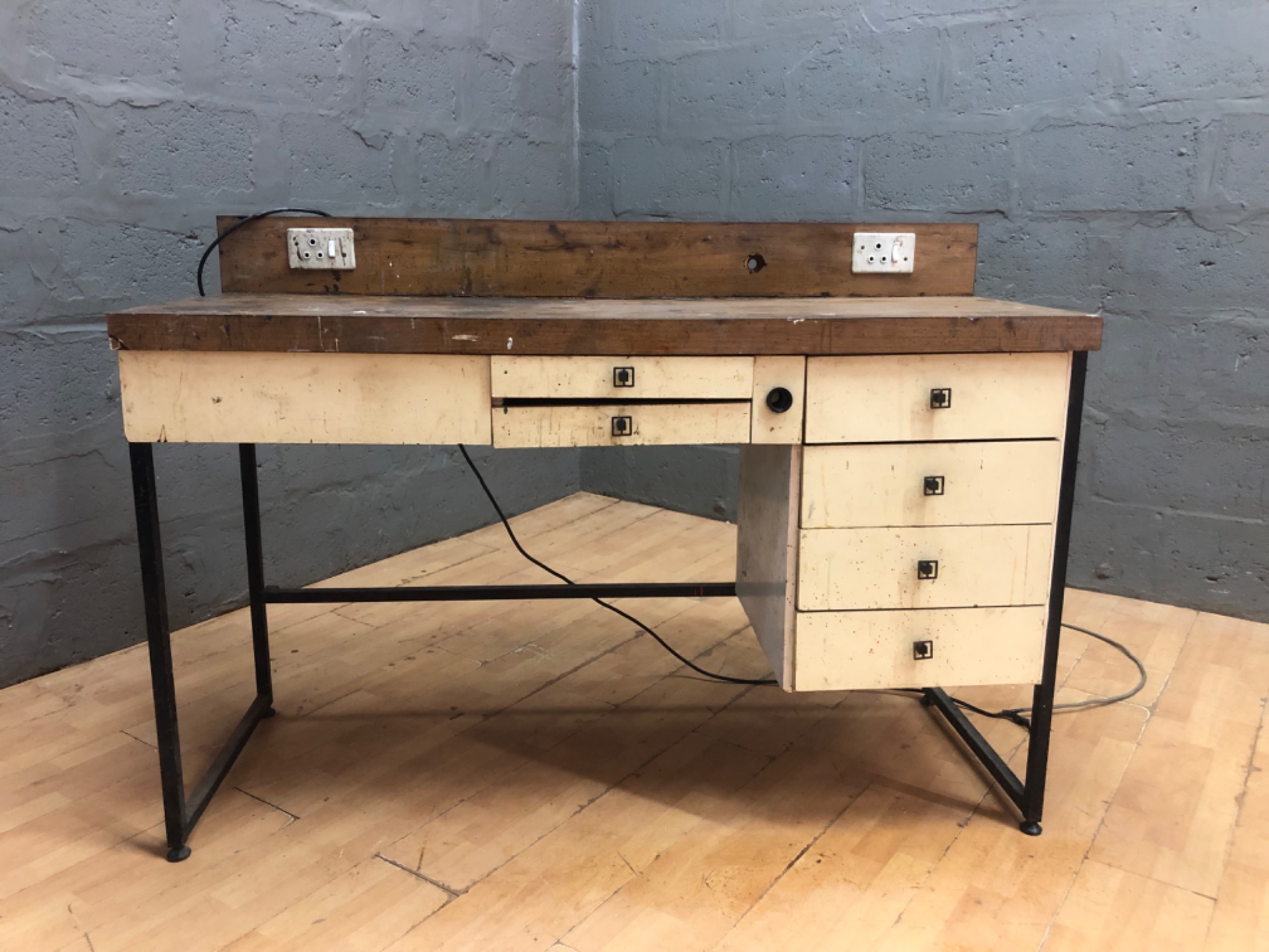 Heavy-duty Workshop Workbench / Desk with Fitted Power Outlets — 150 x 60 x 106 cm — Well‑used