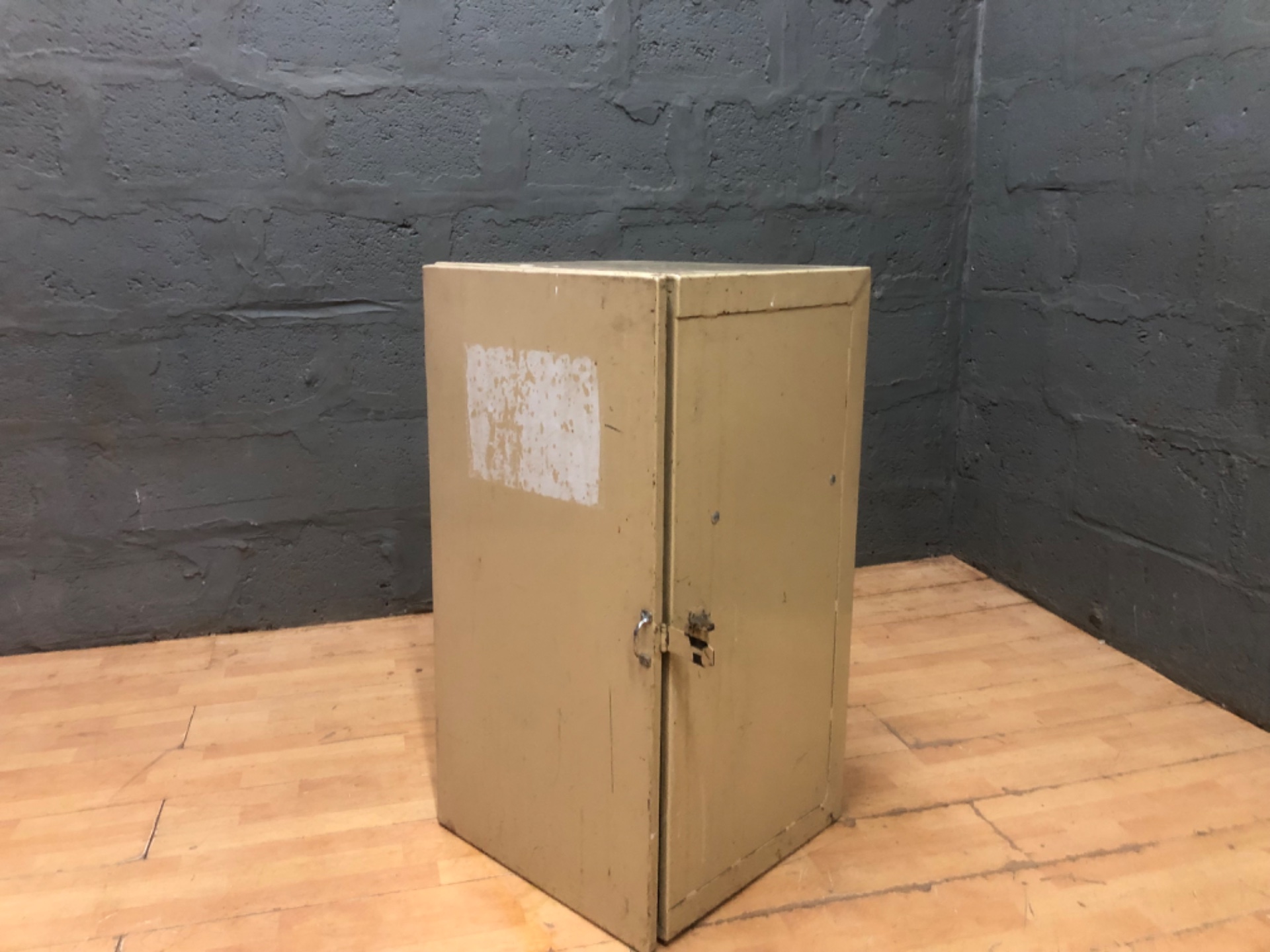 Industrial-style small metal storage cabinet with internal shelf – 95 x 48 x 50 cm