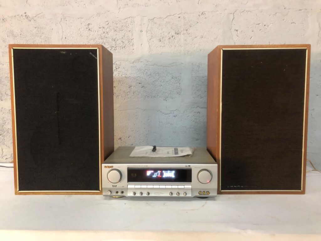 Sakyno AV-605 digital AV integrated amplifier with pair of bookshelf speakers (manual + power cable)