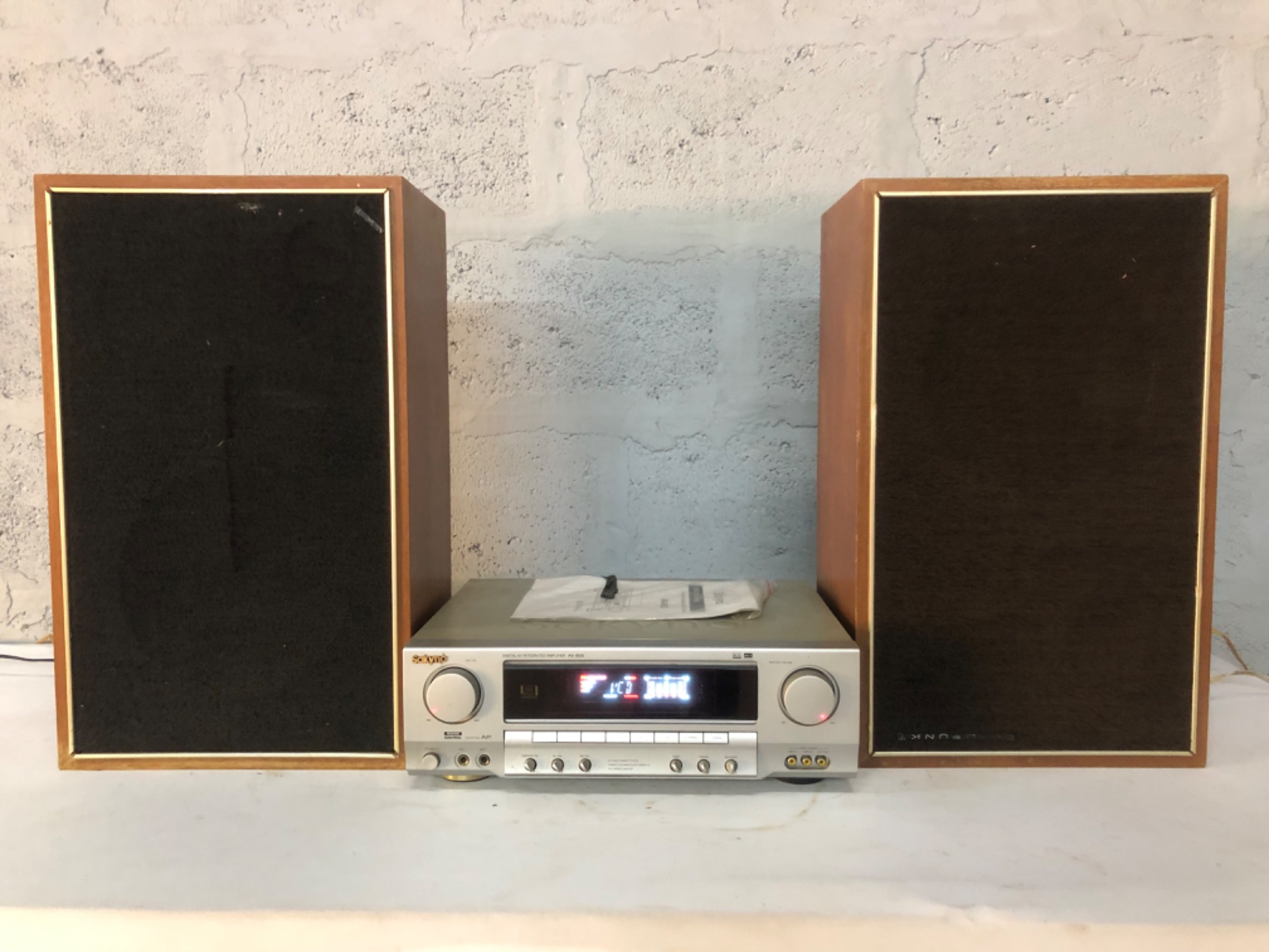 Sakyno AV-605 digital AV integrated amplifier with pair of bookshelf speakers (manual + power cable)
