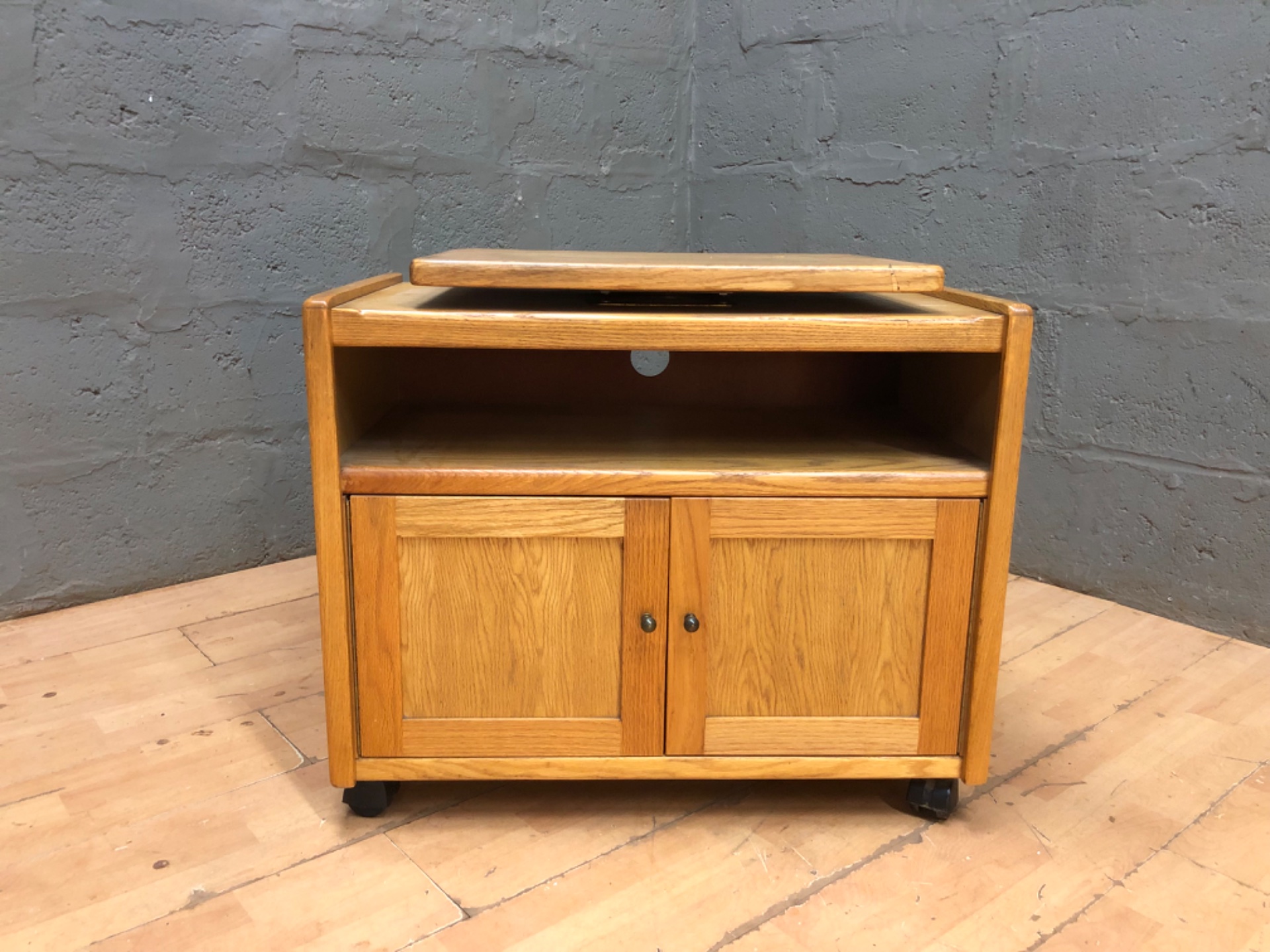 Solid oak media/TV cabinet on castors with swivel lift top – 42 x 73 x 67 cm