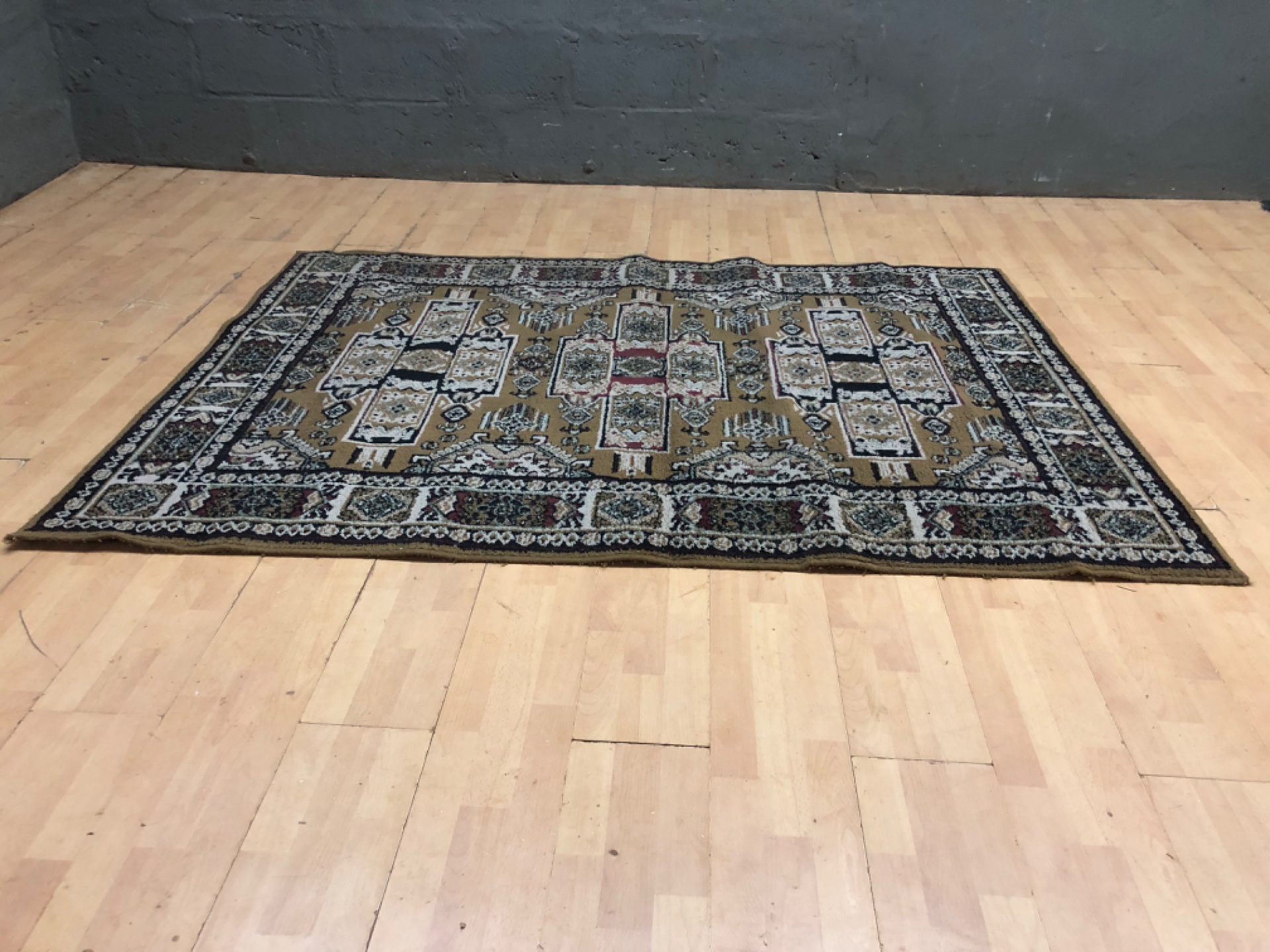 Large Wool Area Rug 216 × 160 cm — Traditional medallion pattern, good used condition