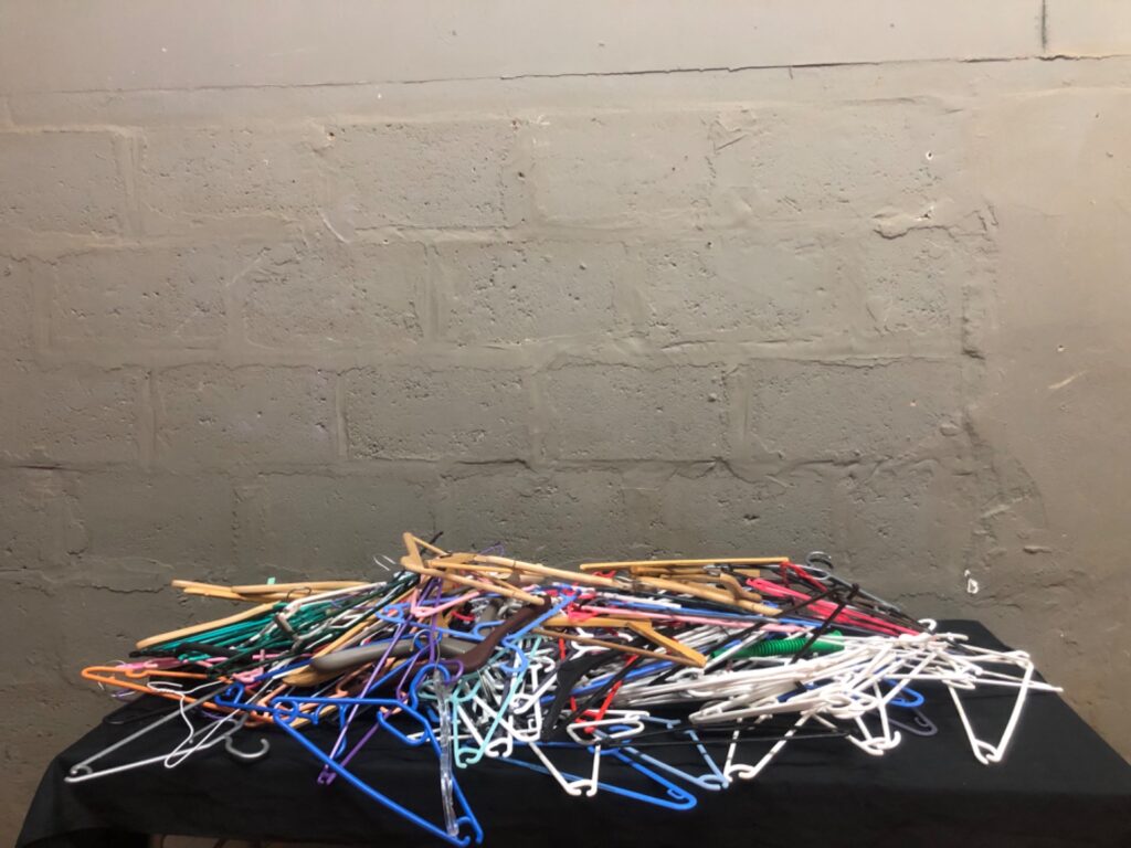 Lot: Mixed Bulk of Approx. 120 Clothing Hangers – Metal Majority, Assorted Plastic & Wood
