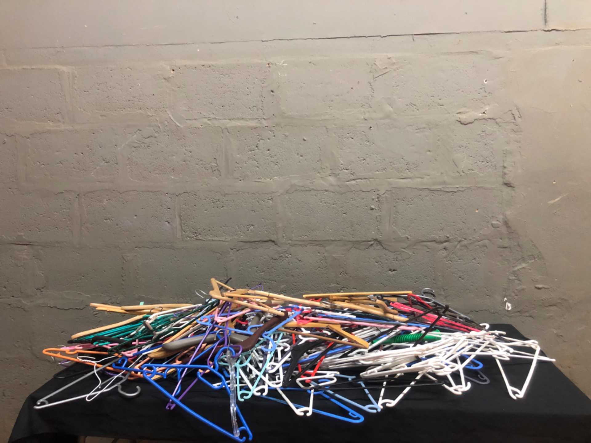 Lot: Mixed Bulk of Approx. 120 Clothing Hangers – Metal Majority, Assorted Plastic & Wood