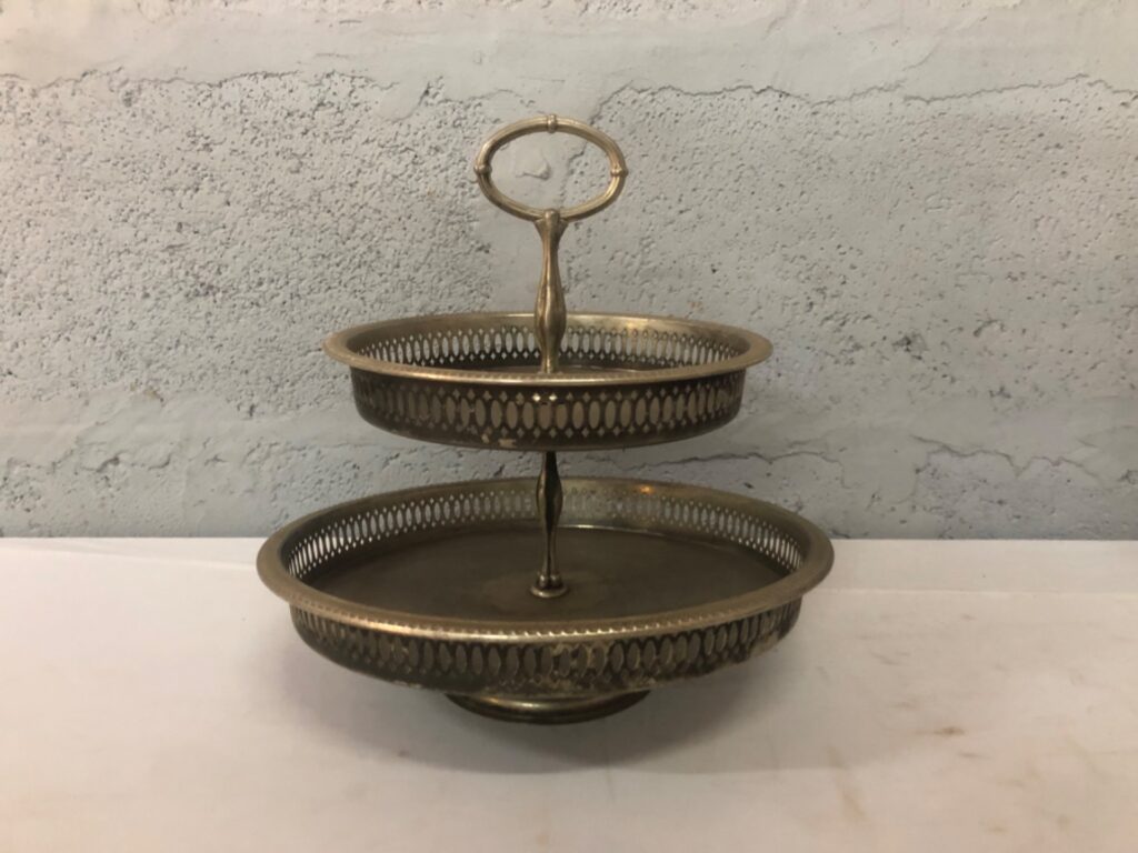 Two‑tier silver‑plate serving stand — pierced gallery rims, etched trays (H 20 cm; Ø 28 cm)