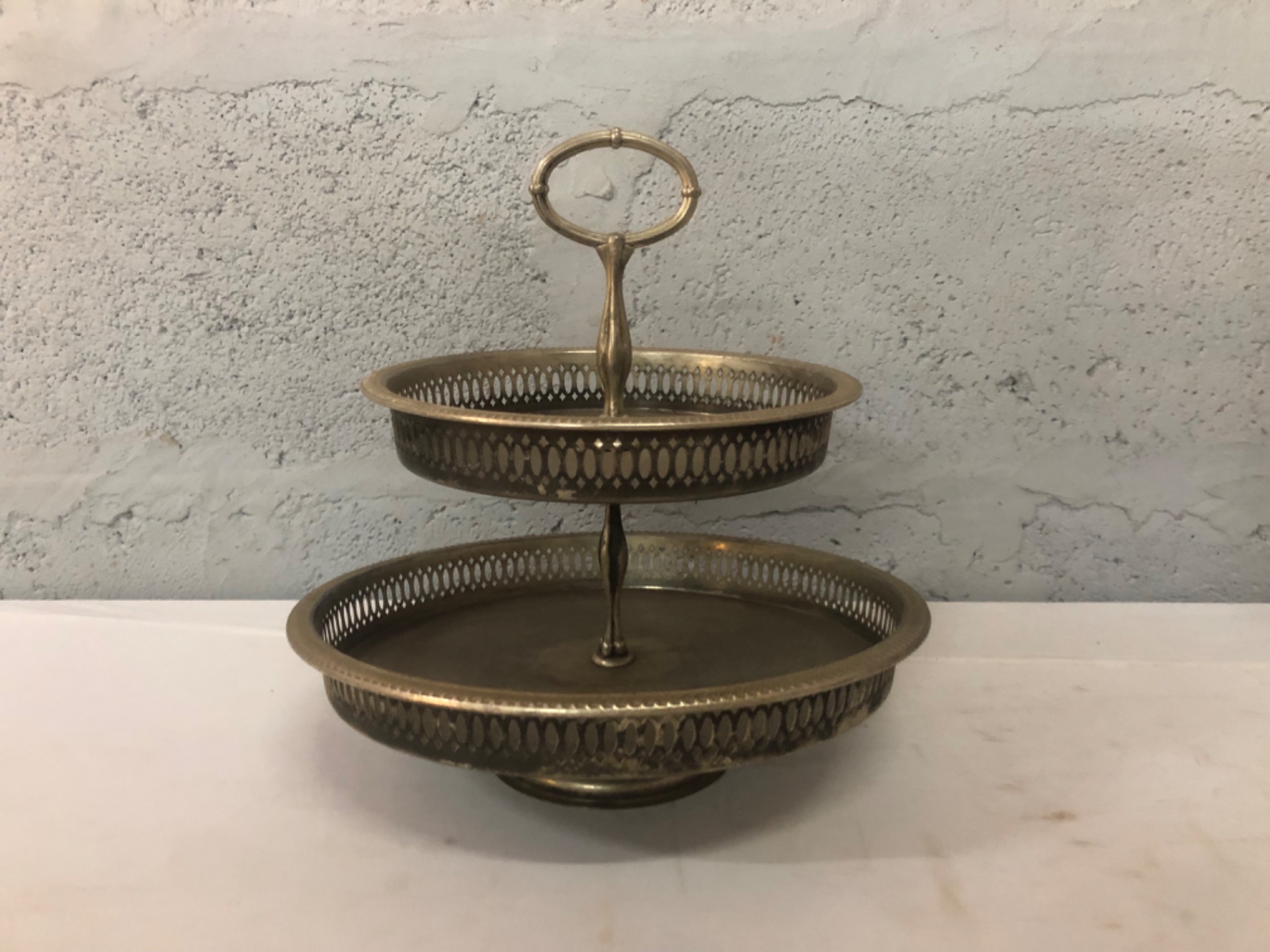 Two‑tier silver‑plate serving stand — pierced gallery rims, etched trays (H 20 cm; Ø 28 cm)