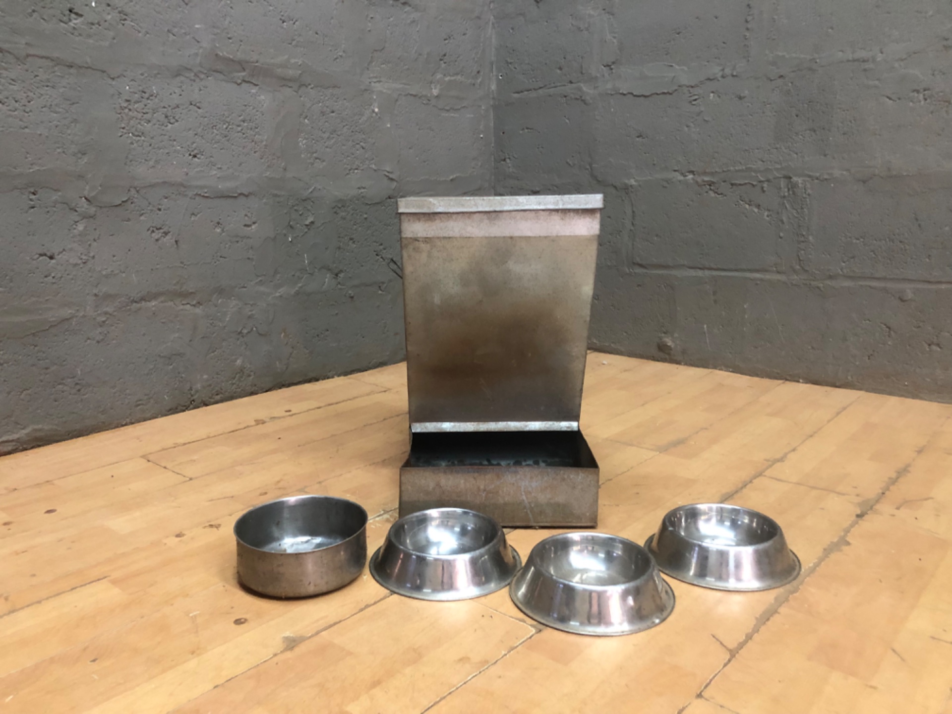 Metal gravity pet feeder hopper with hinged lid + 5 metal bowls — used, dispenses freely