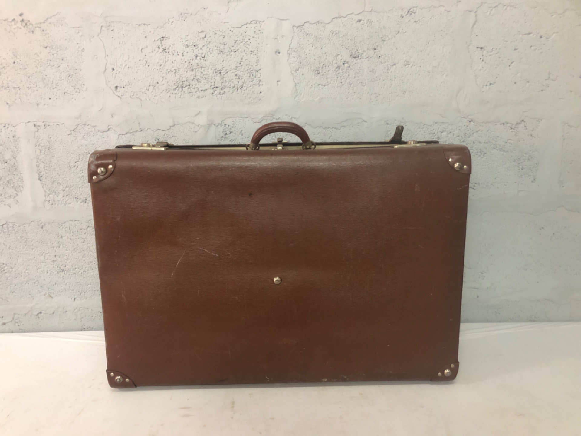 Vintage Globite brown hard suitcase / briefcase – tarnished brass hardware, corner protectors, handle