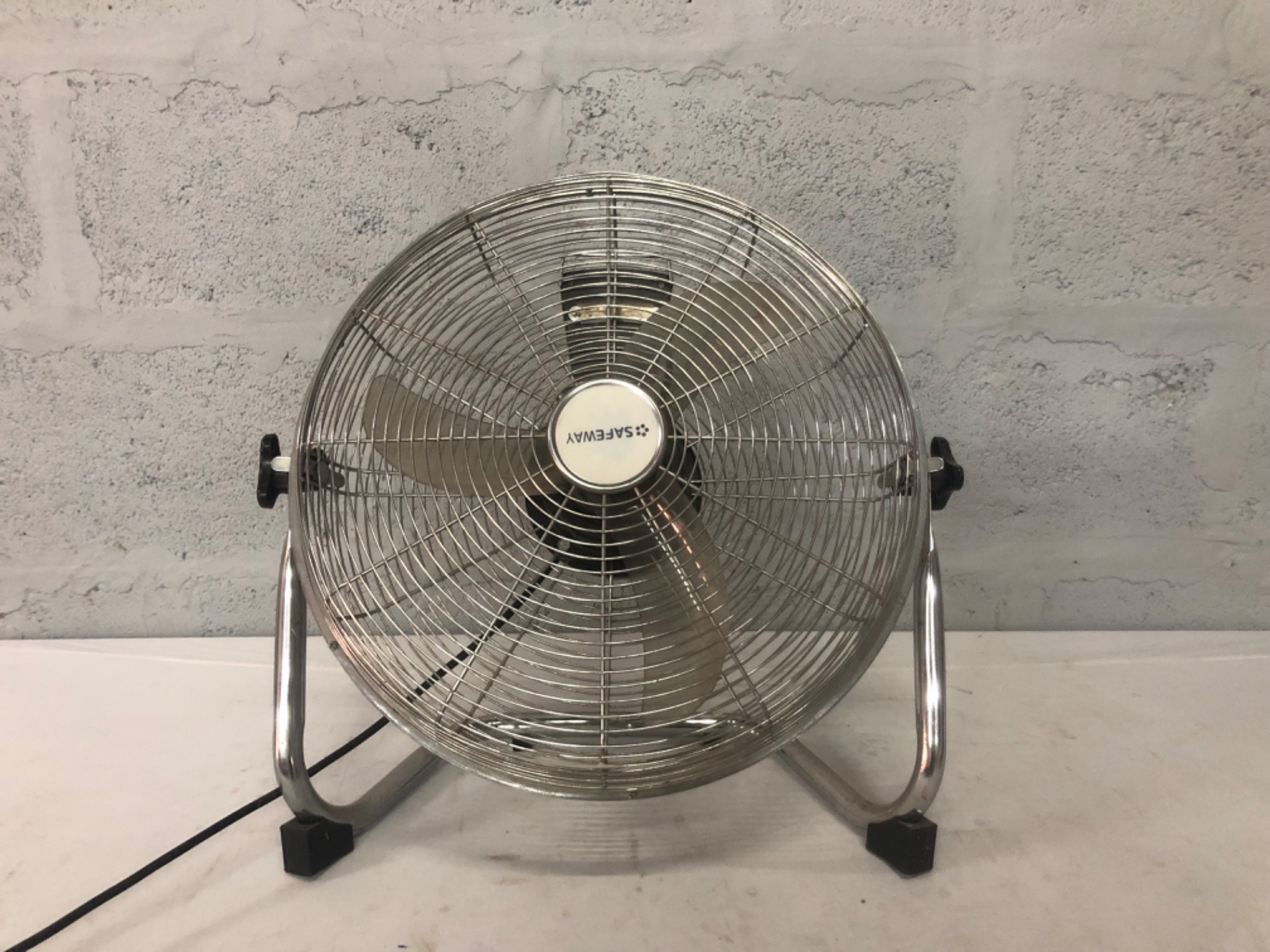 Safeway PIA2919 Chrome Metal Floor Fan — 3-speed, tested working, surface wear