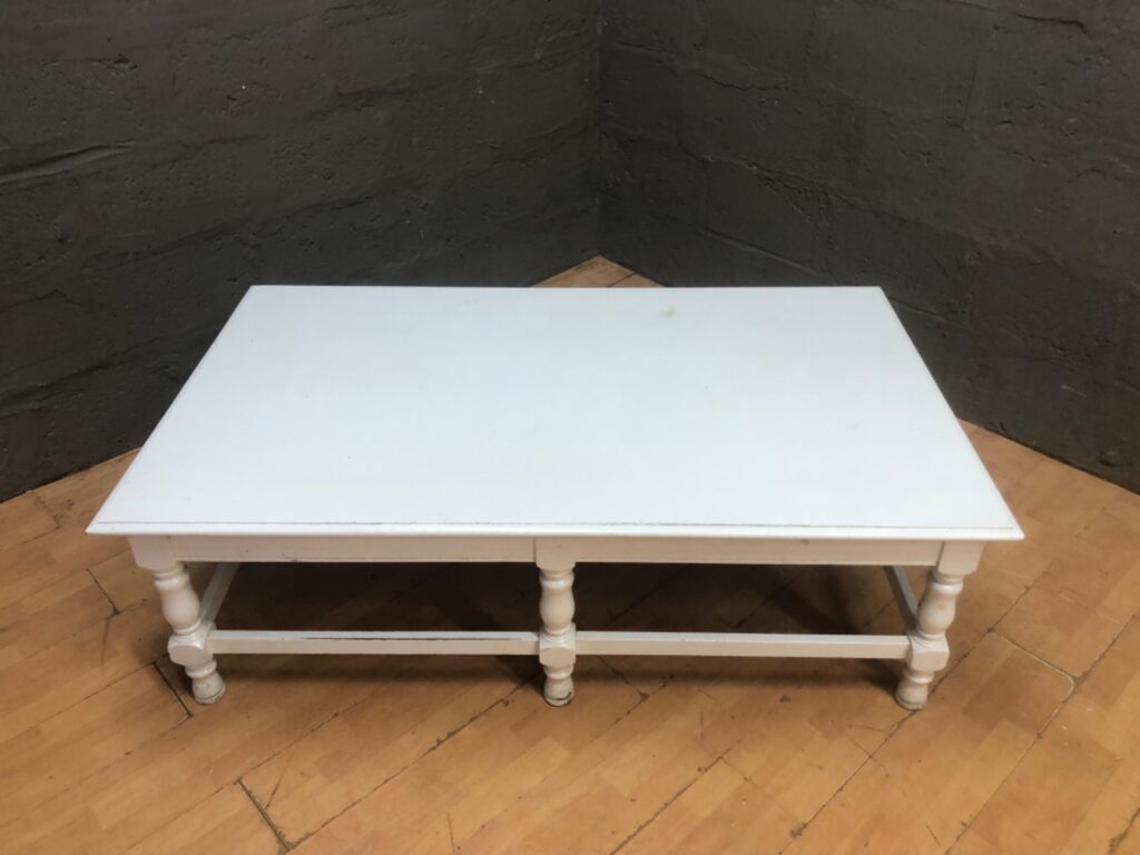 White painted rectangular coffee table – turned legs, stretcher base, 160 × 95 × 50 cm