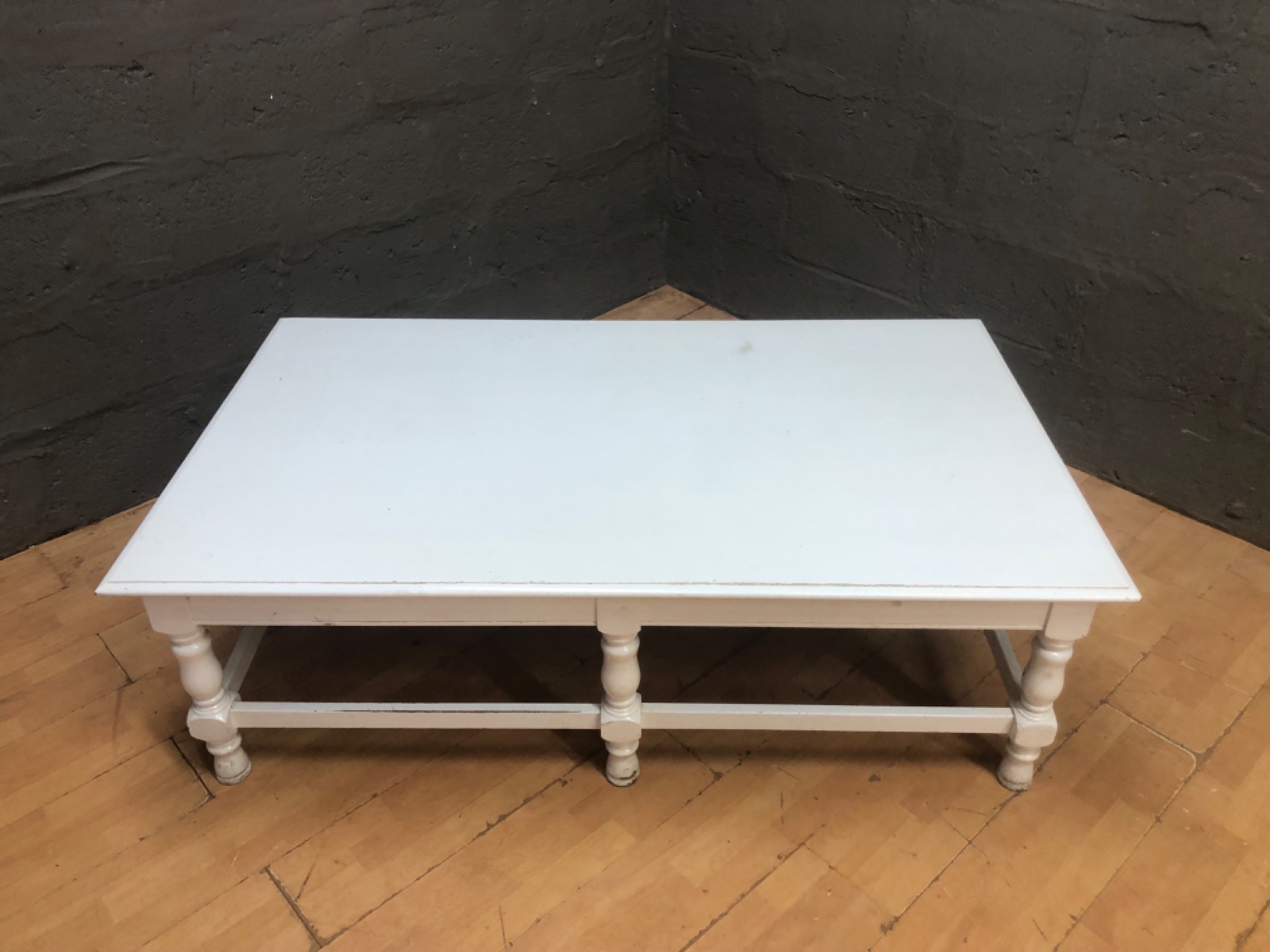 White painted rectangular coffee table – turned legs, stretcher base, 160 × 95 × 50 cm