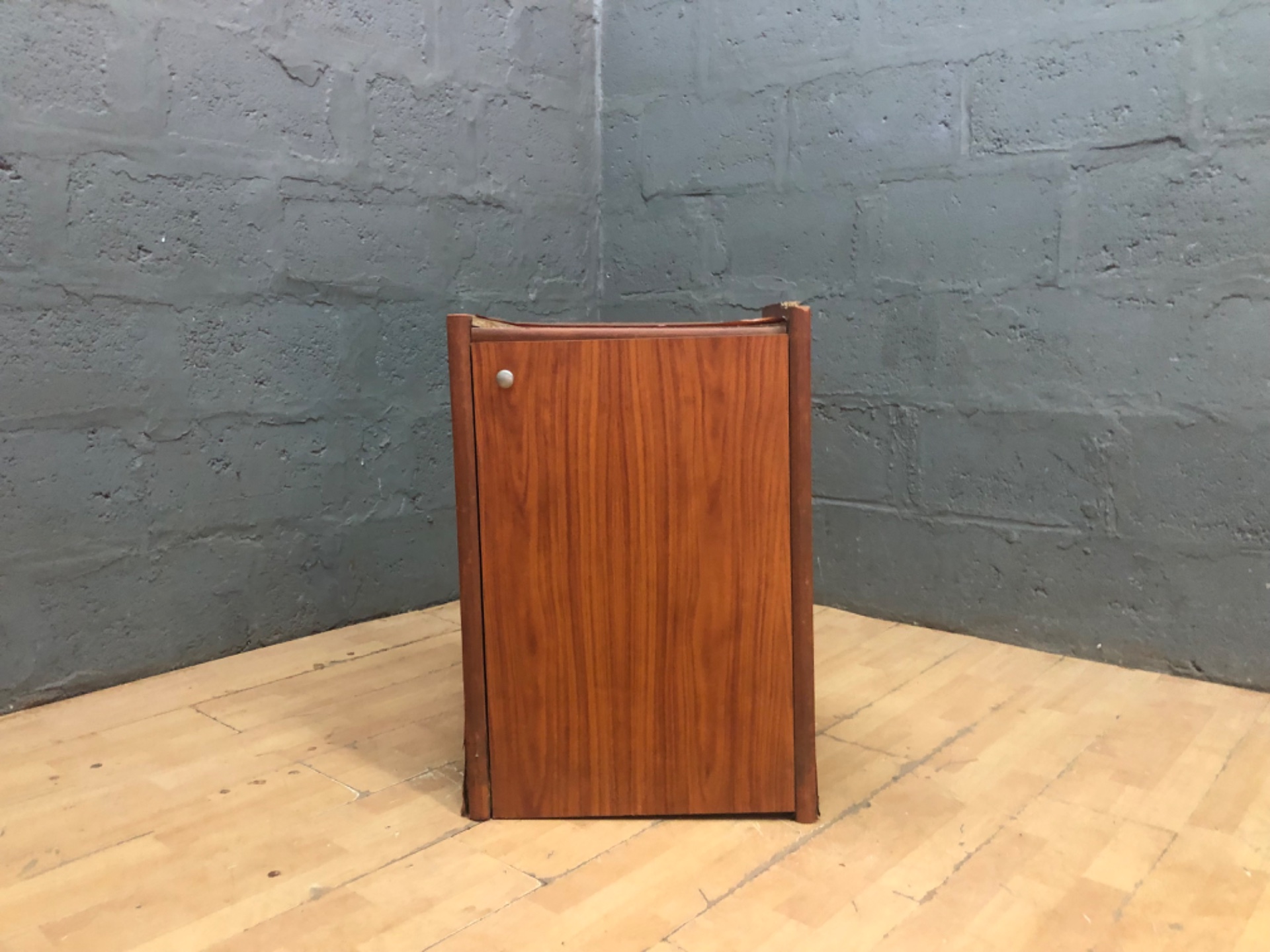 Small veneered bedside cabinet / single-door cupboard – major structural damage (73 x 39 x 51 cm)