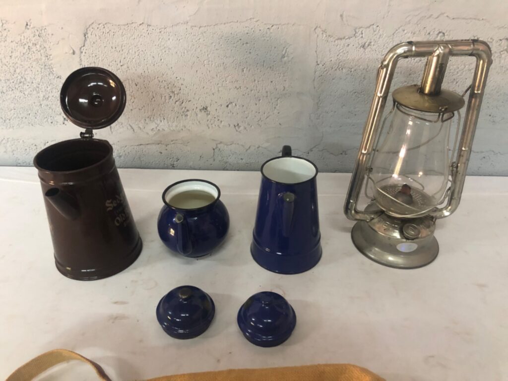 Mixed lot: vintage fuel lantern + blue enamel teapots & brown lidded pot — 5 items