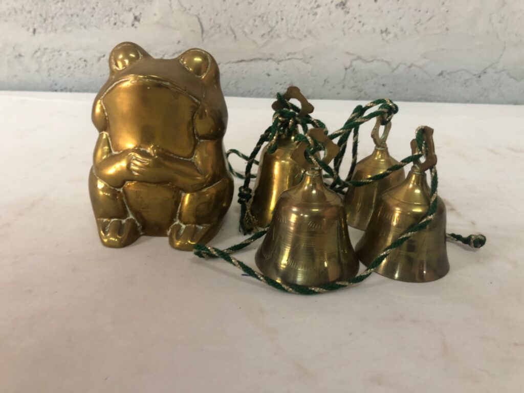 Brass frog figurine with set of five small hanging brass bells – decorative set, used condition