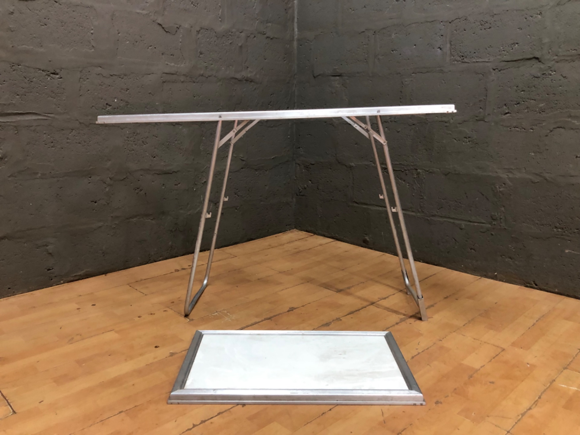 Aluminium folding table frame with removable top panels (133 x 44 x 87 cm) — one panel detached, top panels partly missing