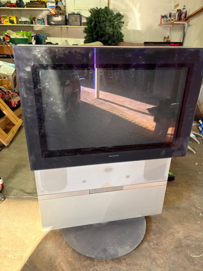Bang & Olufsen Avant 28 vintage stand‑mounted TV on pedestal — collectible, used condition