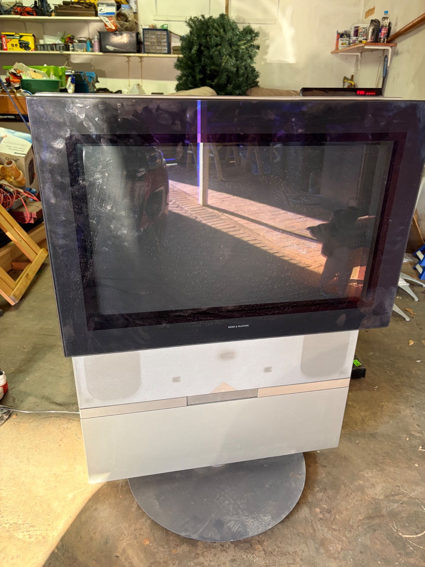Bang & Olufsen Avant 28 vintage stand‑mounted TV on pedestal — collectible, used condition