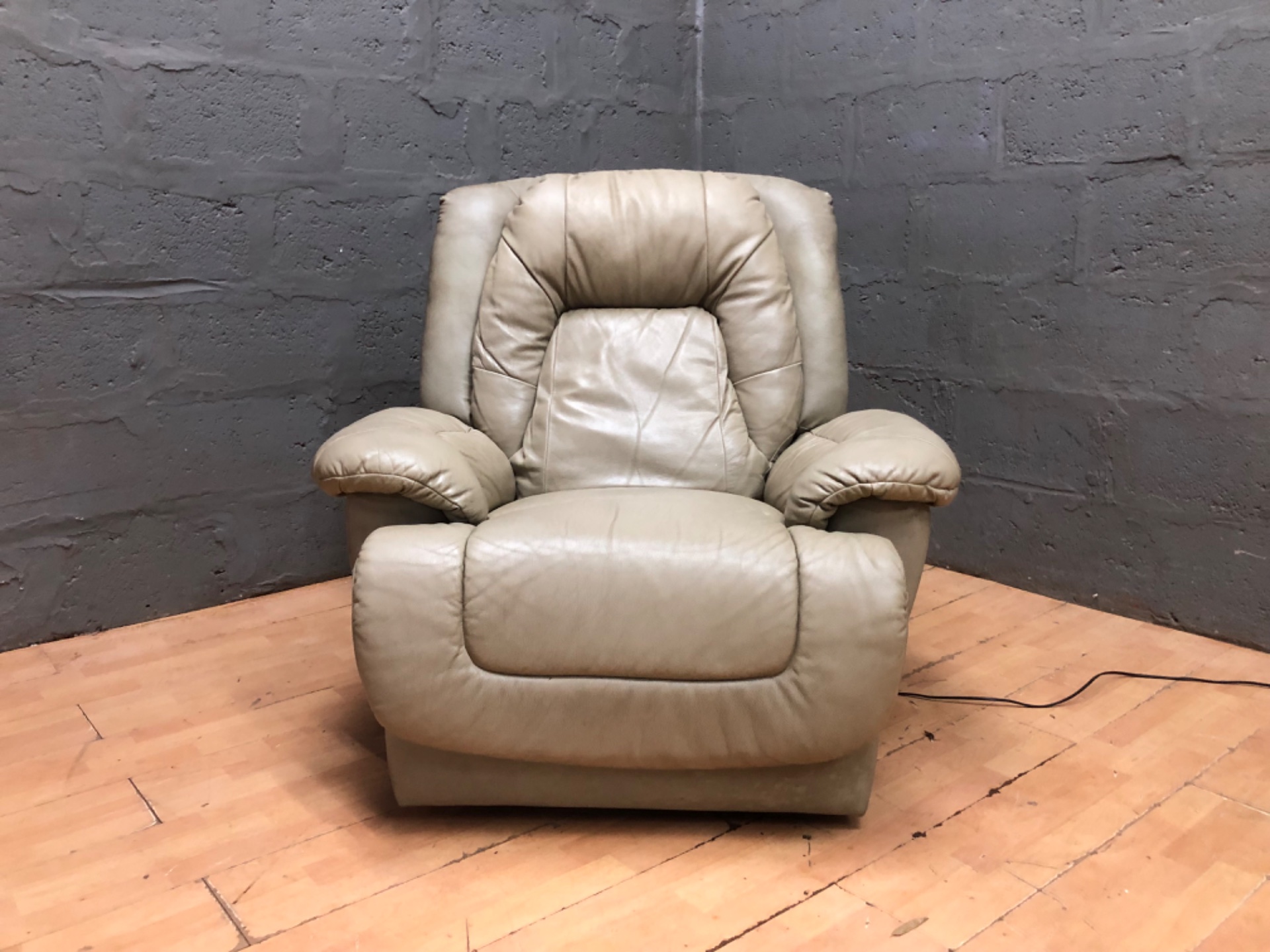 Beige Electric Recliner Armchair – Faux Leather Vinyl, Tested Working, 85 x 108 x 106 cm