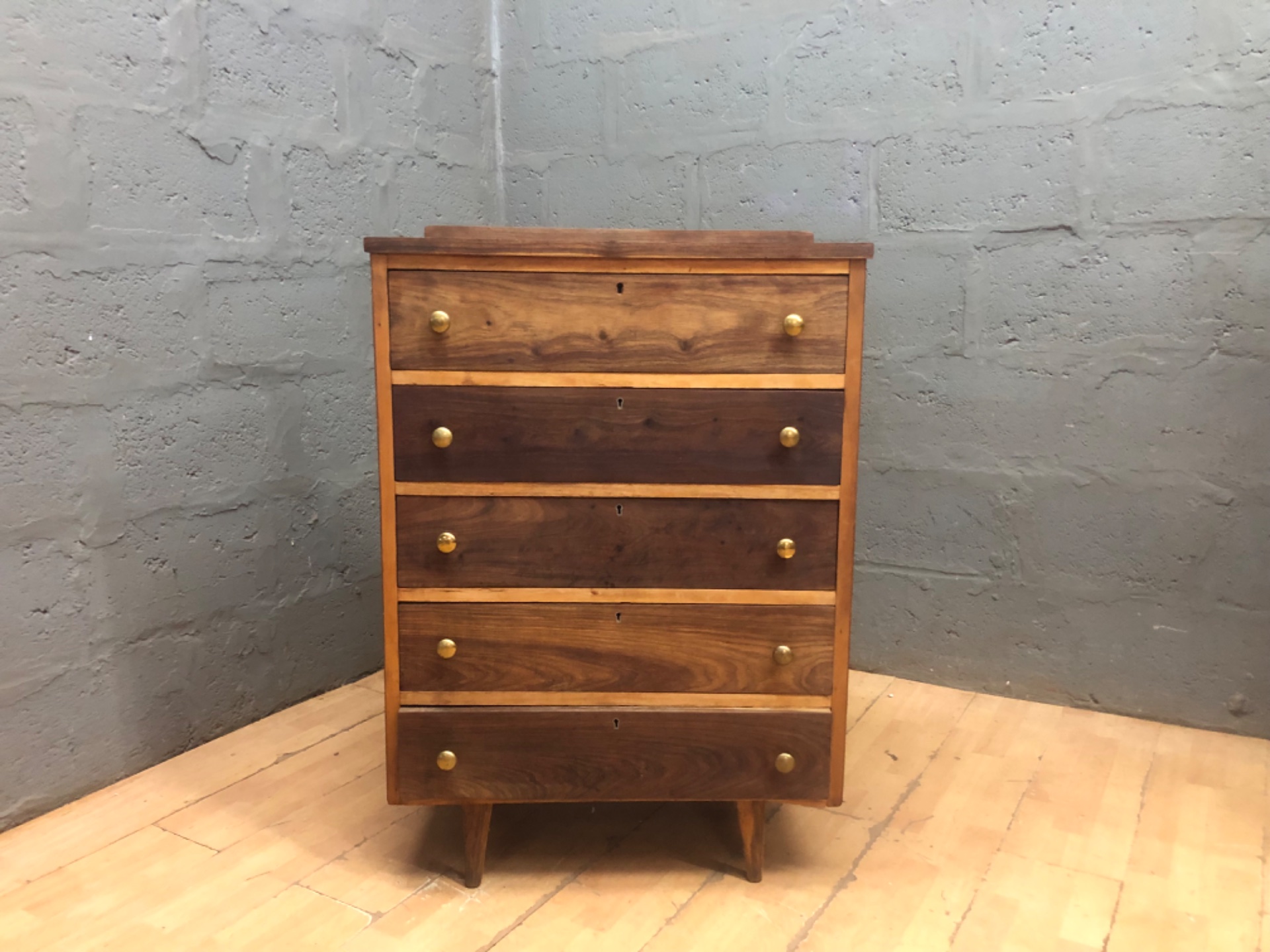 5-drawer Wooden Chest / Tallboy with Brass Knobs — 108 x 47 x 75 cm — Repair Needed
