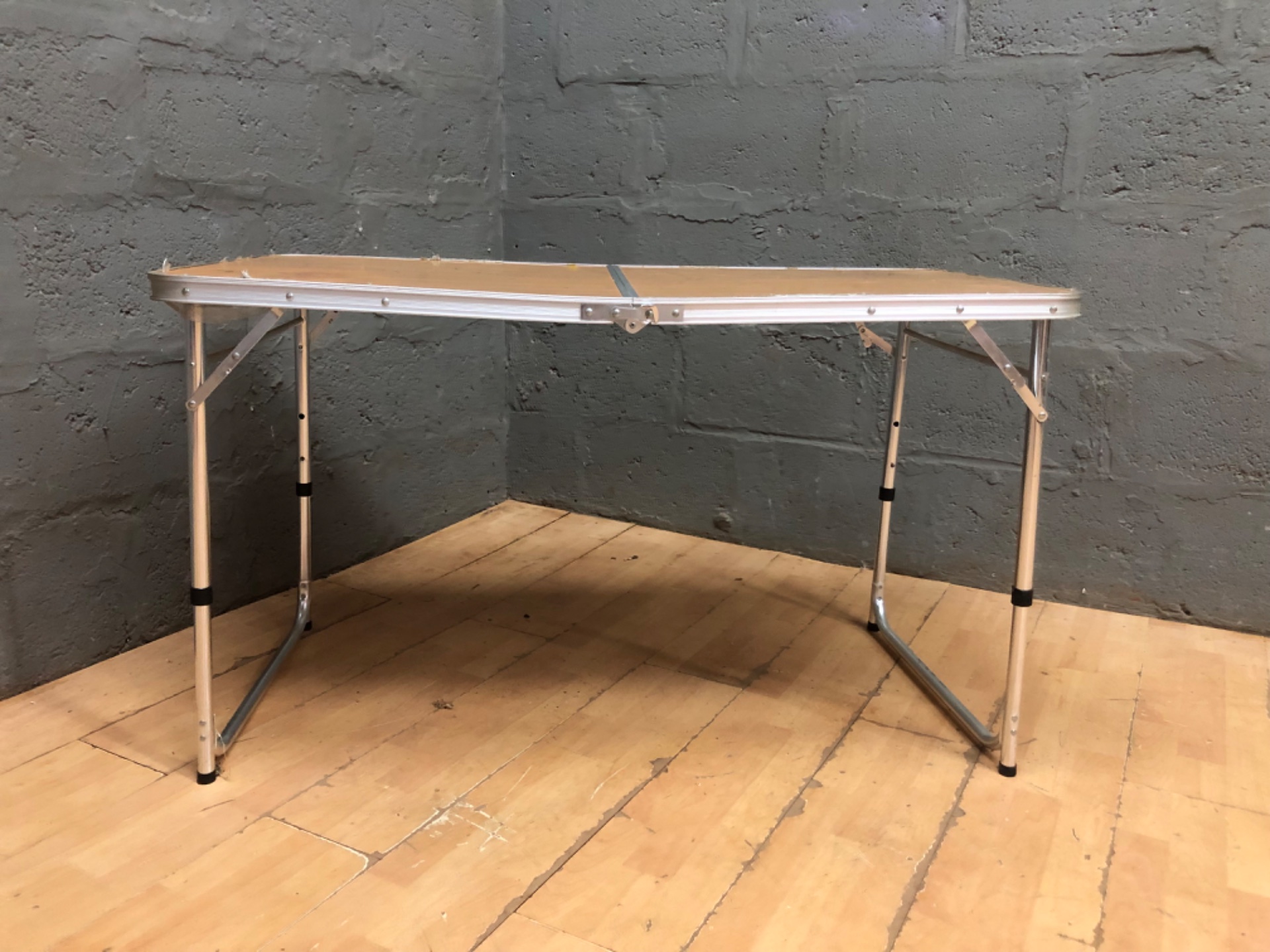 Folding aluminium portable camping table — 122 x 60 x 69 cm, adjustable legs