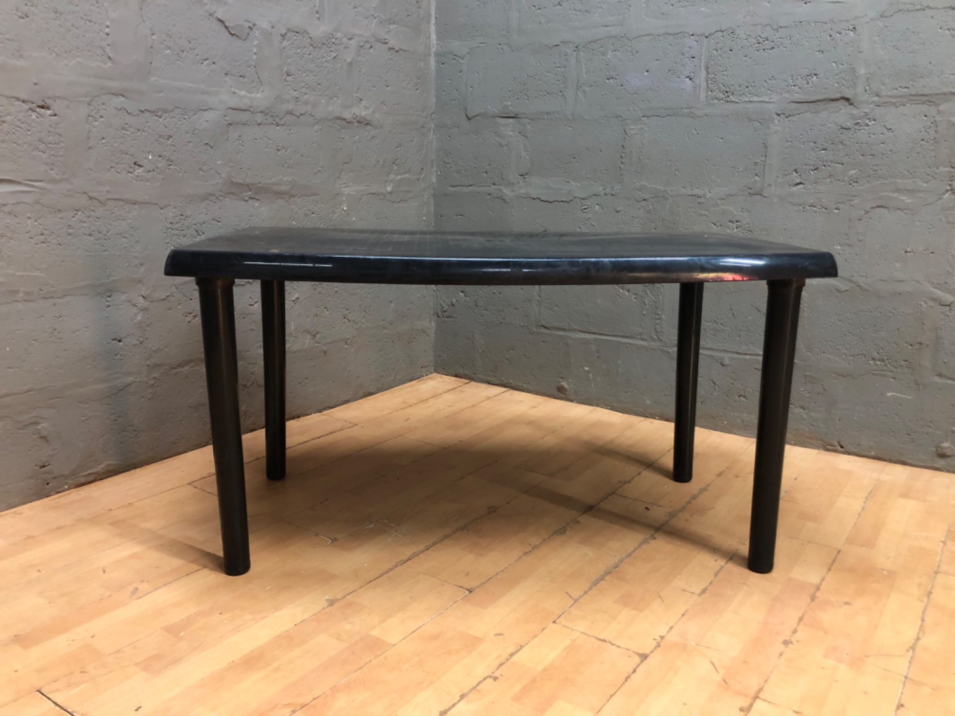 Low black plastic table 132 x 82 x 70 cm — used, scratches & small chip