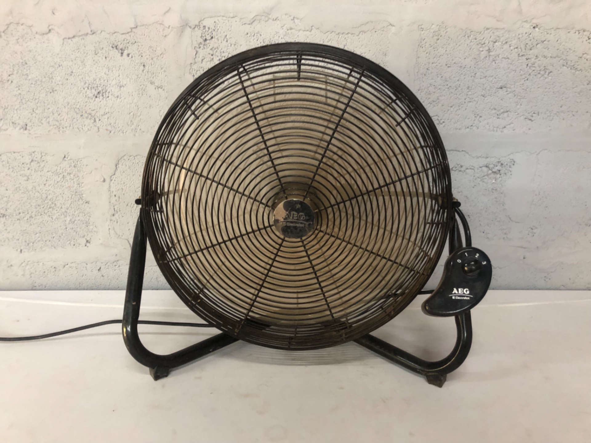 AEG (Electrolux) metal floor/table fan — working, heavy-duty with visible surface rust