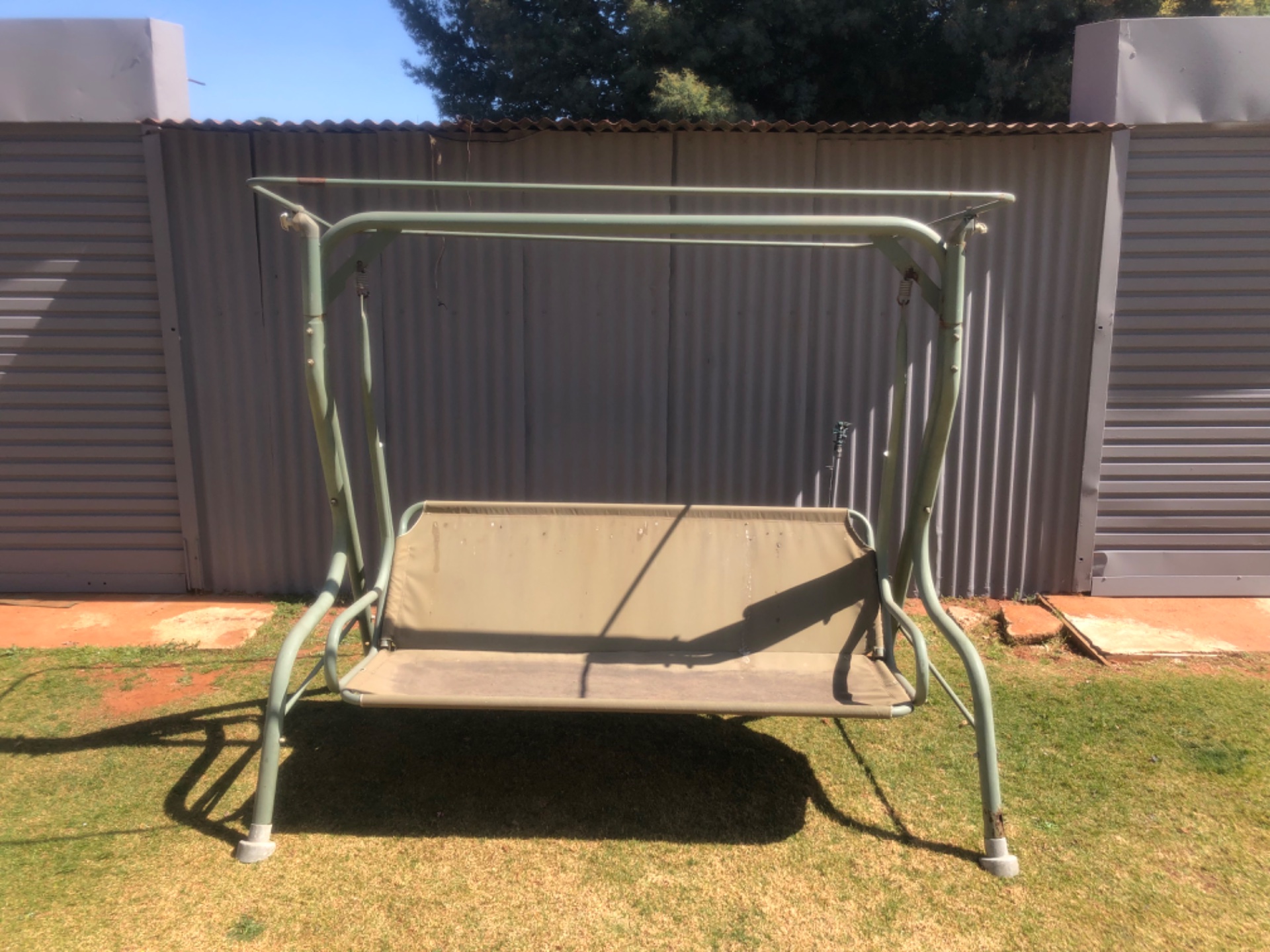 3‑Seat Outdoor Garden Swing Frame — Rusted, Missing Canopy; Repair/Spare Project (106 × 190 × 174 cm)