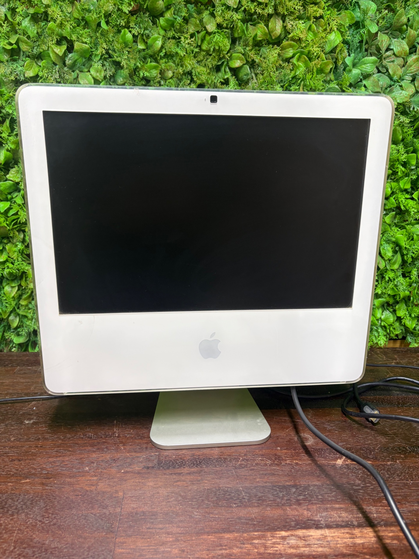 Apple iMac (white polycarbonate) all‑in‑one — stand + visible power cable — Untested