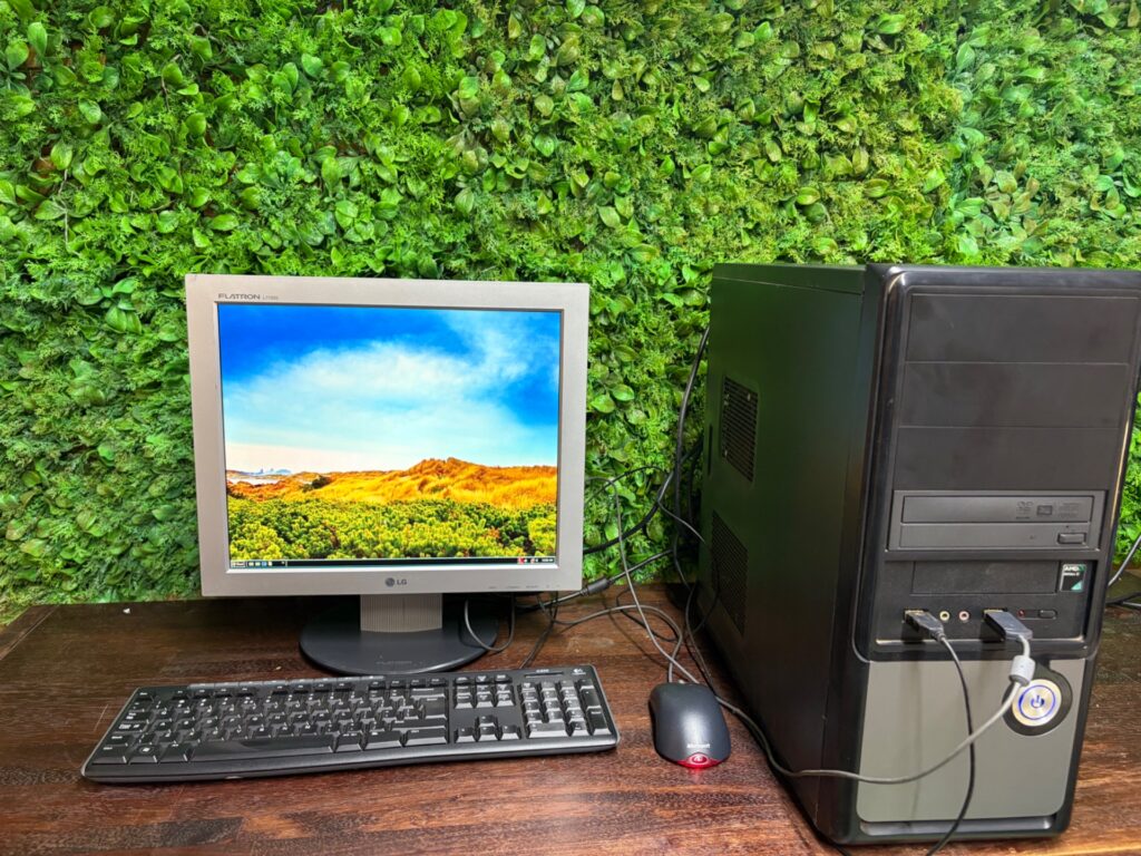 Working Desktop PC (AMD sticker) with LG Flatron Monitor, Keyboard & Mouse — Powers On, Used