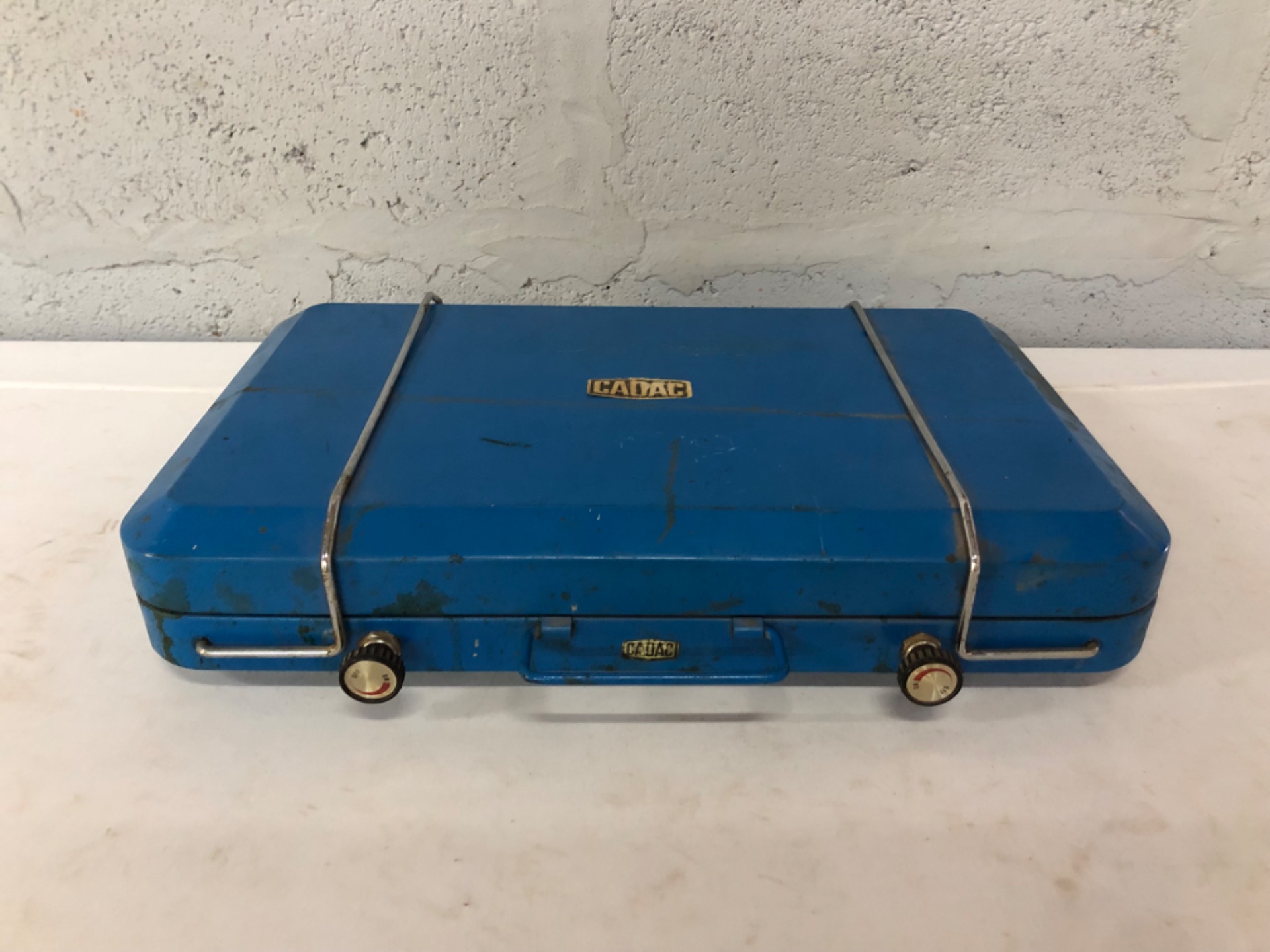 CADAC blue 2-burner portable camping gas stove in metal case — tested working, well-used