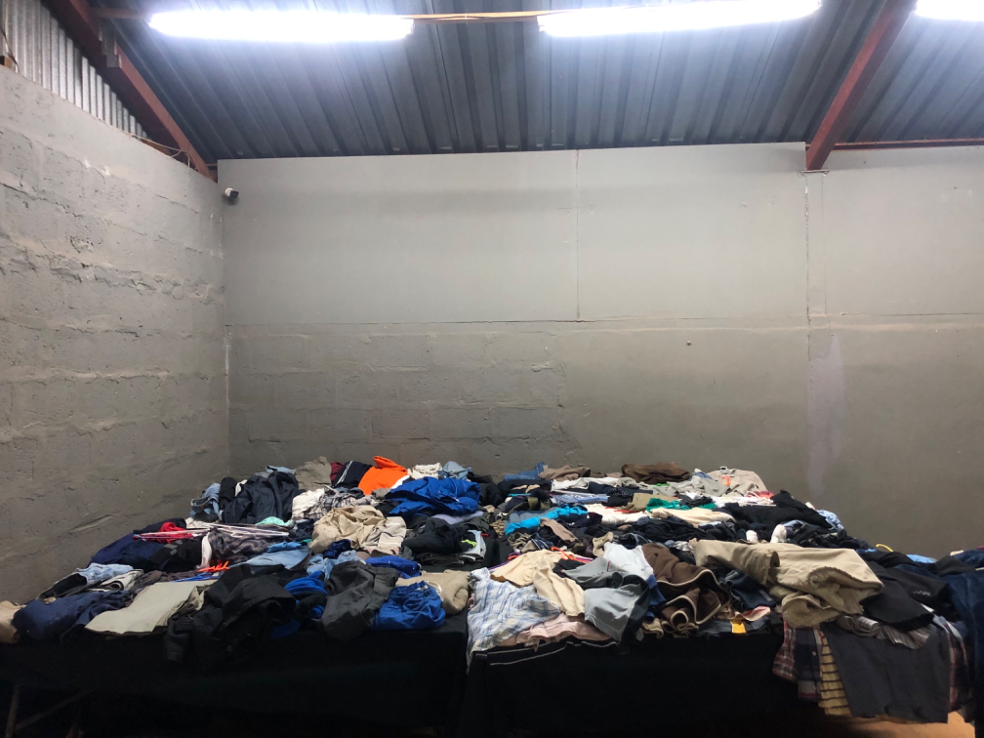 Bulk lot: Mixed second‑hand men’s clothing — jeans, shorts, shirts, jackets (Levi’s & Jeep visible)