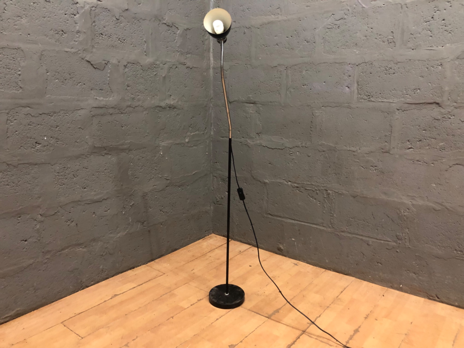 Black gooseneck floor reading lamp — tested, bulb included, 143 cm tall