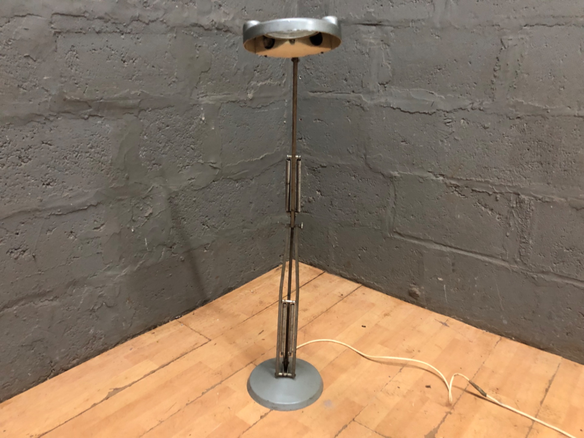 Adjustable Floor‑Standing Magnifier Lamp — 102 cm high, magnifying lens, adjustable articulated arm, weighted base (working)