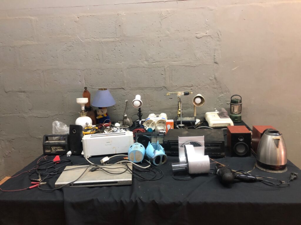 Mixed lot of small electricals & lamps — toaster, kettle, radios, speakers, lamps, bulbs (working)