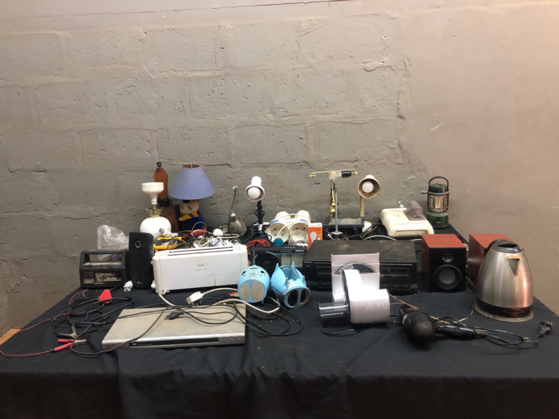 Mixed lot of small electricals & lamps — toaster, kettle, radios, speakers, lamps, bulbs (working)