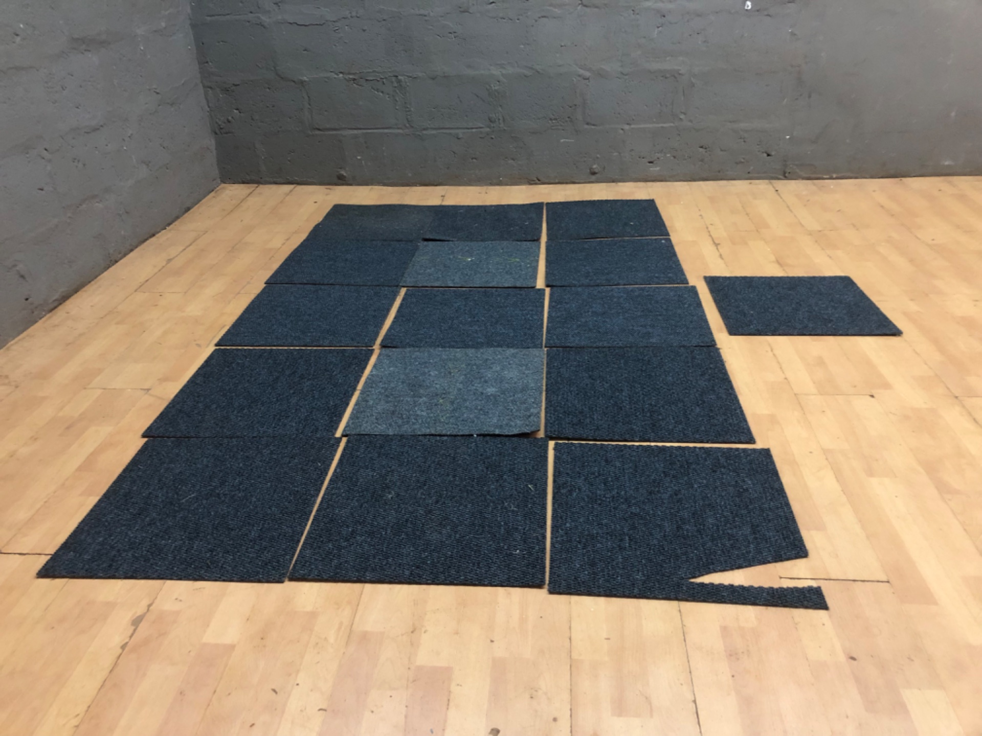 Lot of 17 blue/grey carpet tiles (approx. 50 x 50 cm) — used, assorted, some cut/damaged