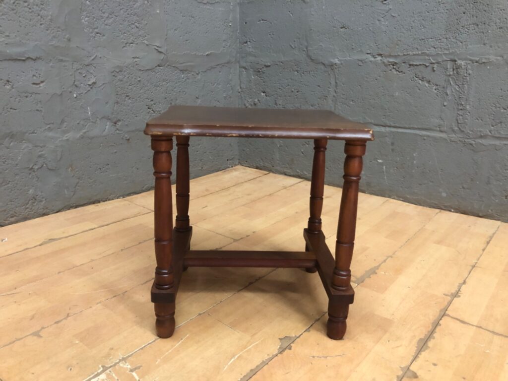 Small solid-wood occasional / side table with turned legs — worn finish, stable (H42 x W33 x D38 cm)