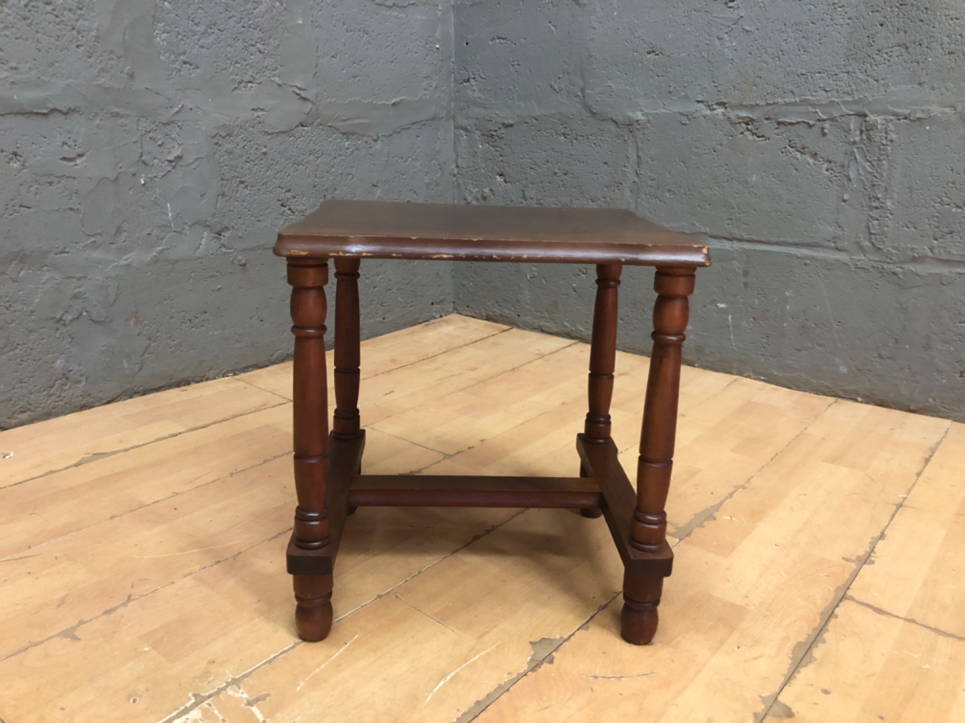 Small solid-wood occasional / side table with turned legs — worn finish, stable (H42 x W33 x D38 cm)