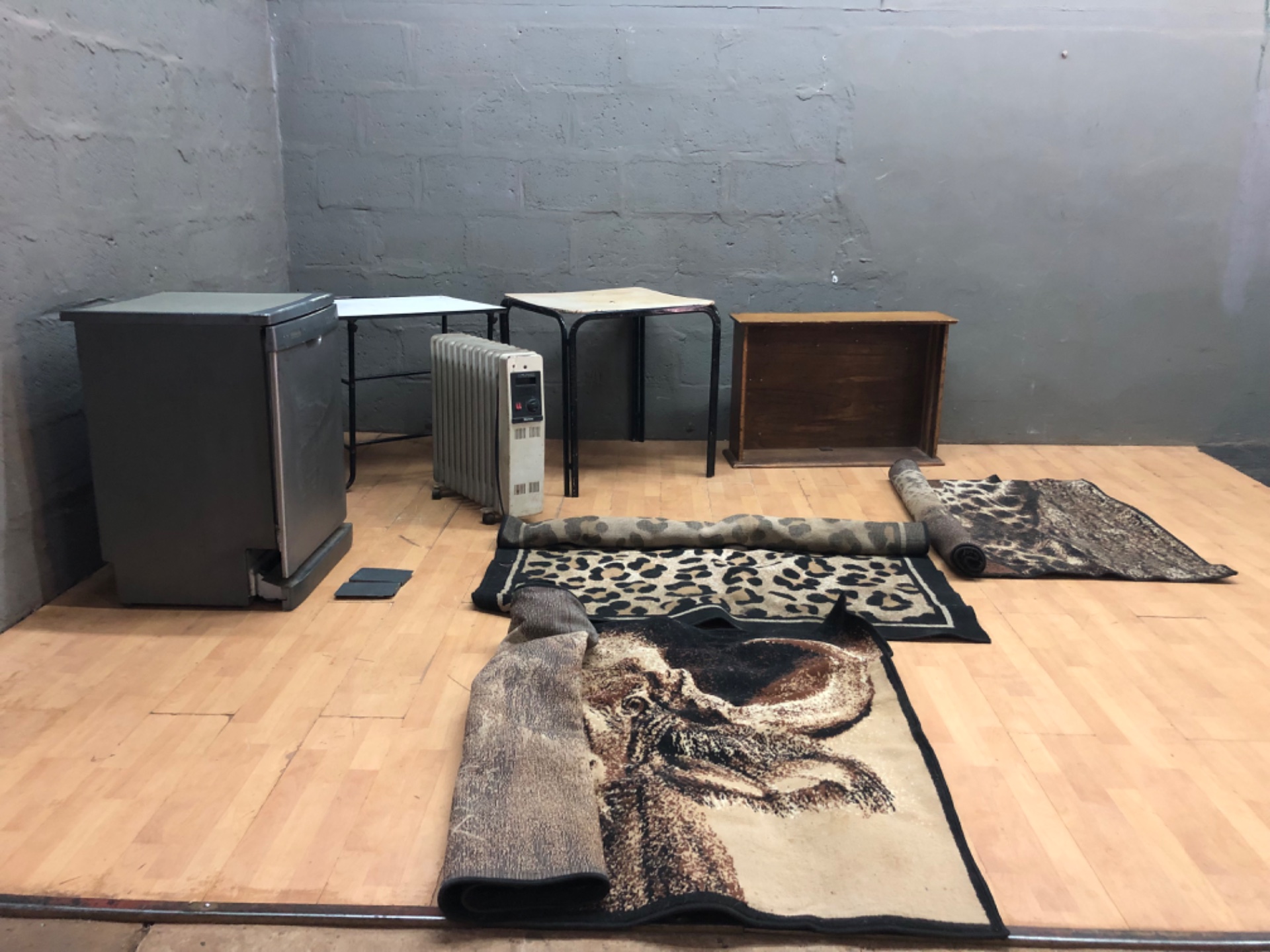 Mixed household lot – freestanding dishwasher (hoses included), Tropical oil heater, 3 small metal tables, wooden shelf/box and assorted rugs