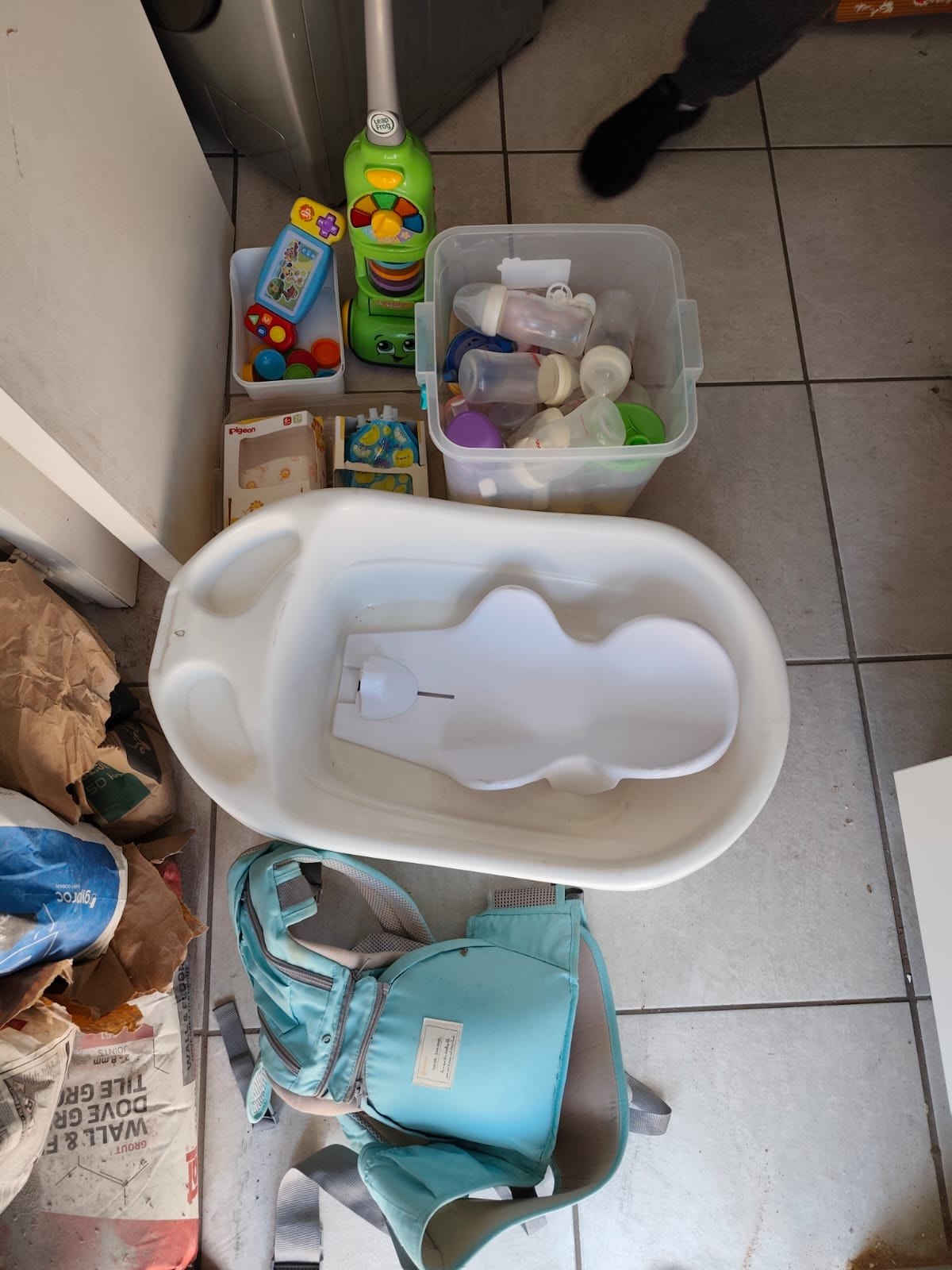 Mixed baby lot — baby bath + insert, Pigeon bottles & bibs, LeapFrog toy vacuum, teal baby carrier & assorted toys