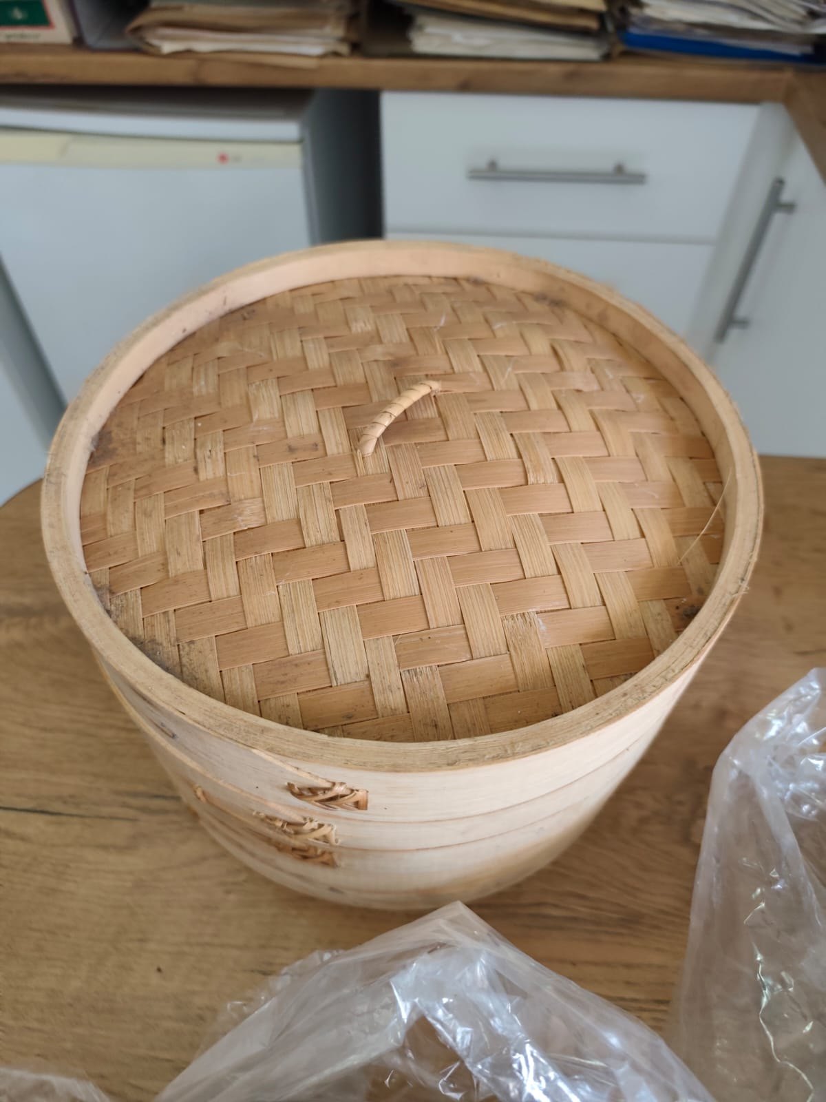 Mixed kitchenware lot — 3-tier bamboo steamer + stainless-steel pots & glass lids