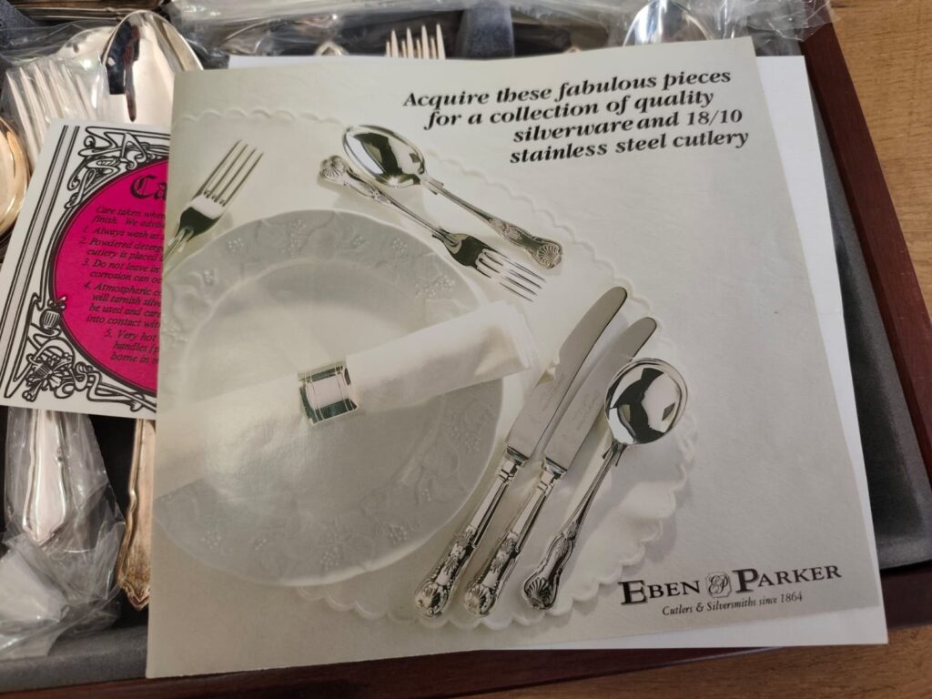 Eben & Parker boxed cutlery service — 8 place settings (paperwork) in fitted wooden presentation box