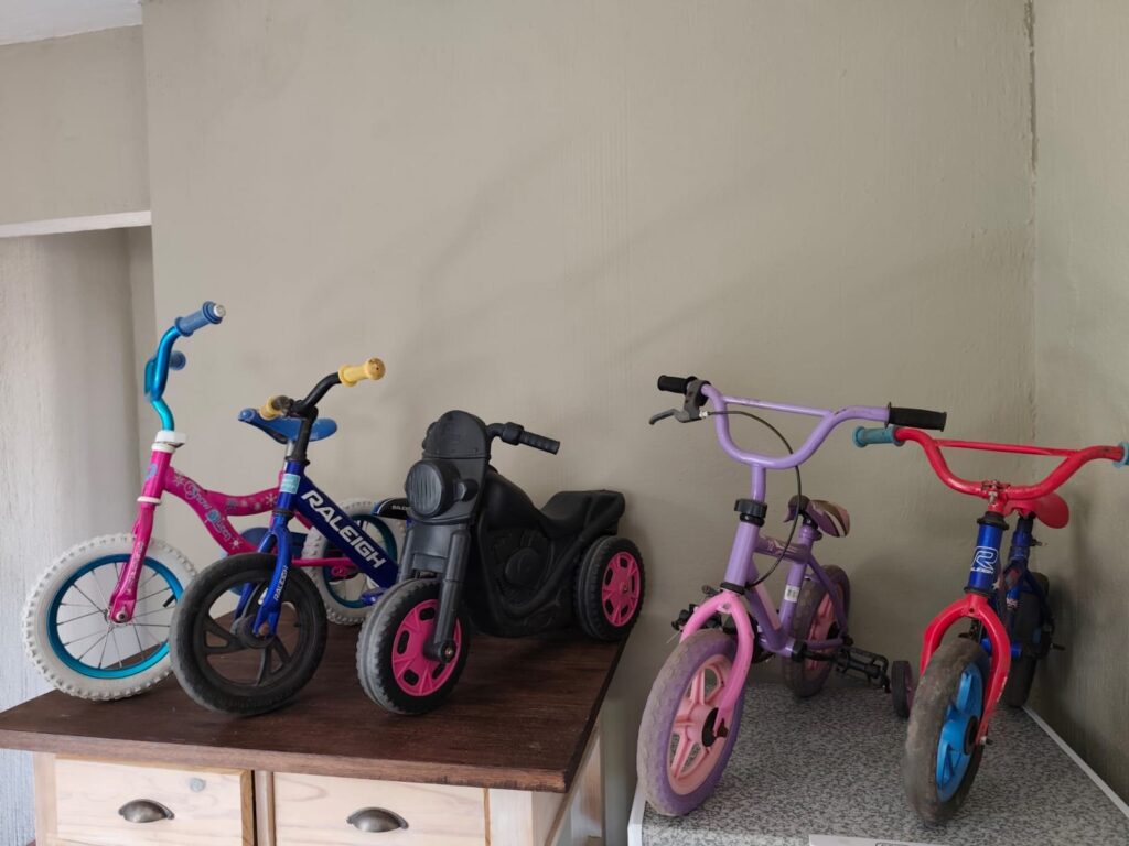 Mixed lot — 5 children’s bikes & ride‑on (Raleigh, Snow Queen, Gizmo) — used, some for spares/repairs