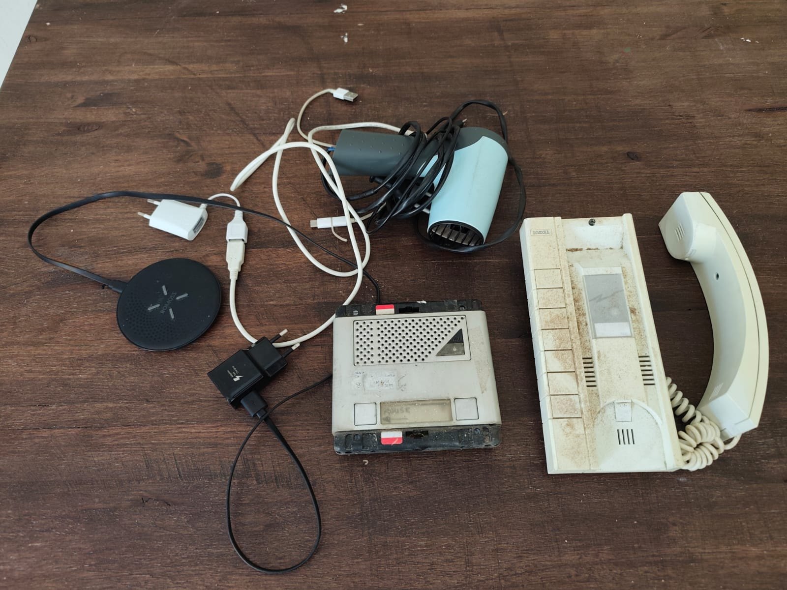 Assorted small electronics lot — ROMOSS wireless pad, assorted chargers, handset & answering unit (Heavily used / worked last time)