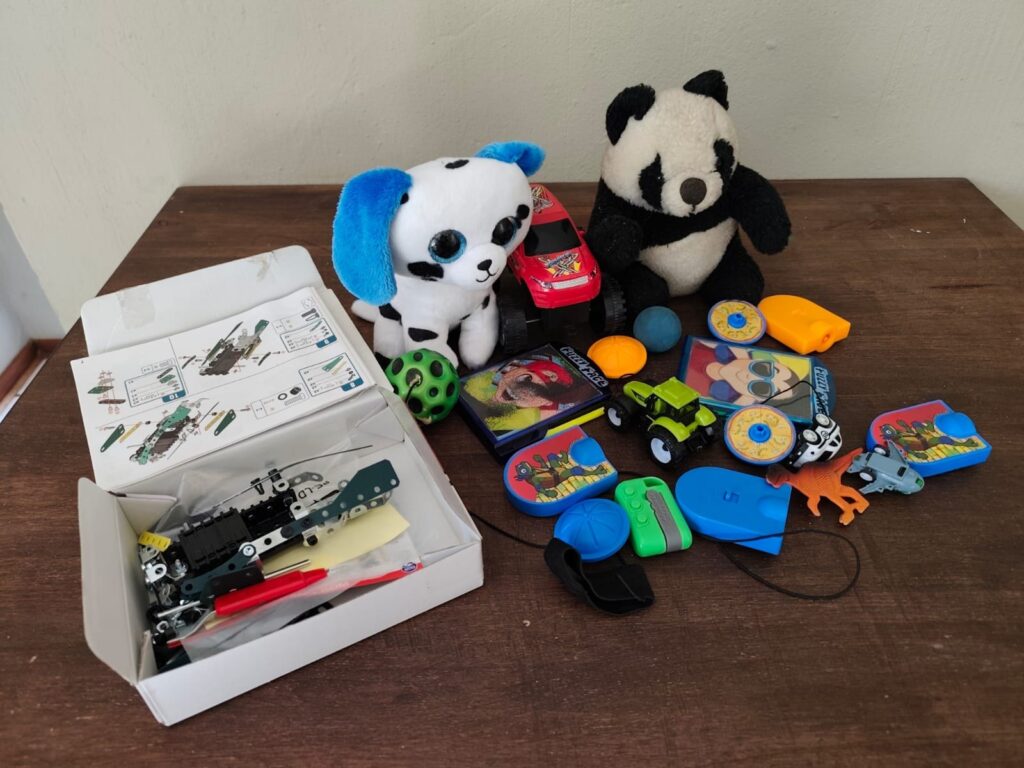 Mixed children’s toy lot – Meccano 18202 (5-in-1 Roadster) + plushes & small toys (used, incomplete)