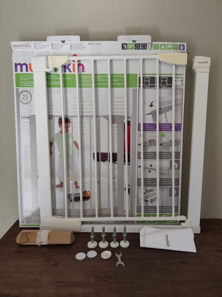 Munchkin Auto-Close Pressure-Fit Child Safety Gate (fits 76–82cm) — hardware & manual included